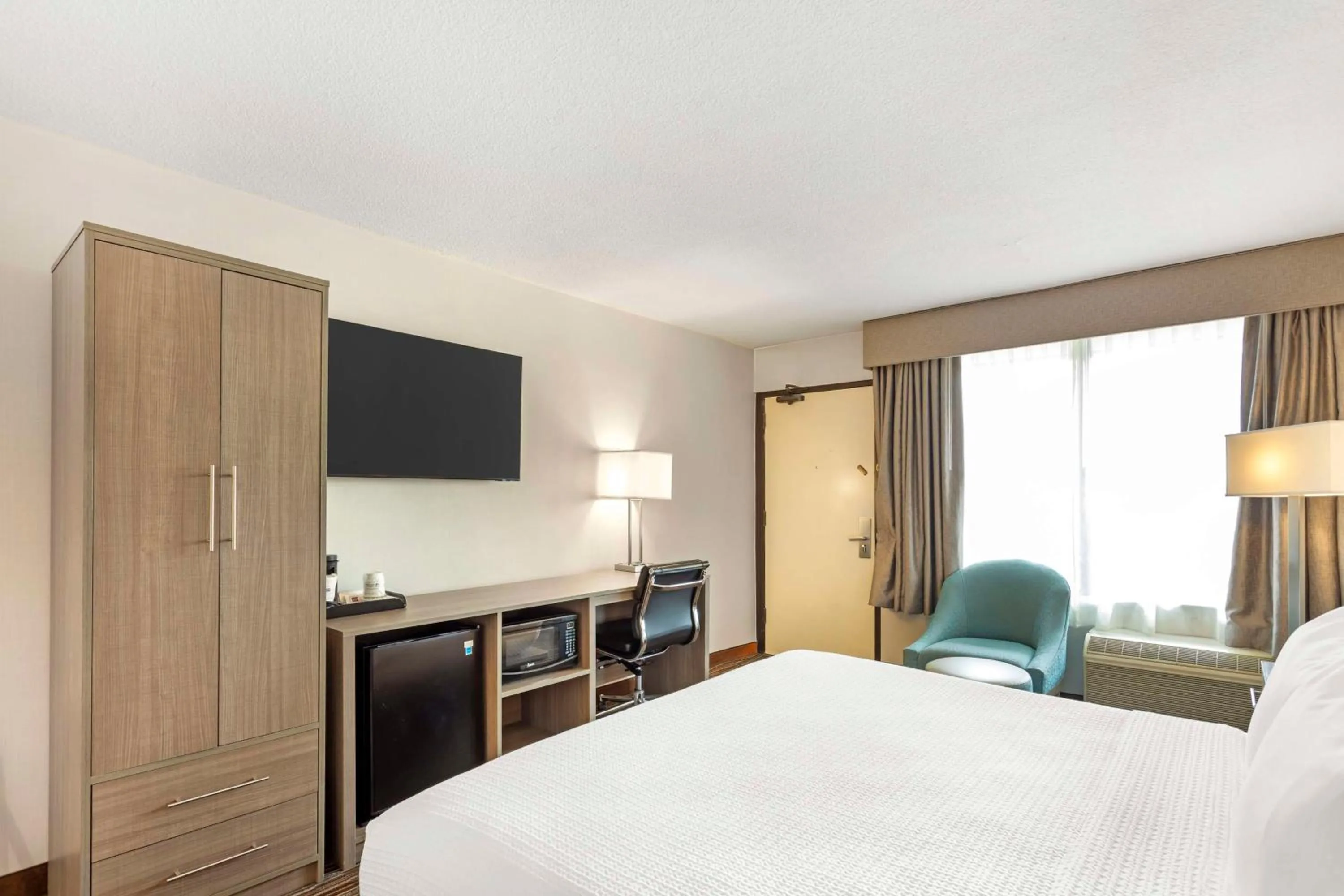 Bedroom, Bed in Best Western Mill River Manor