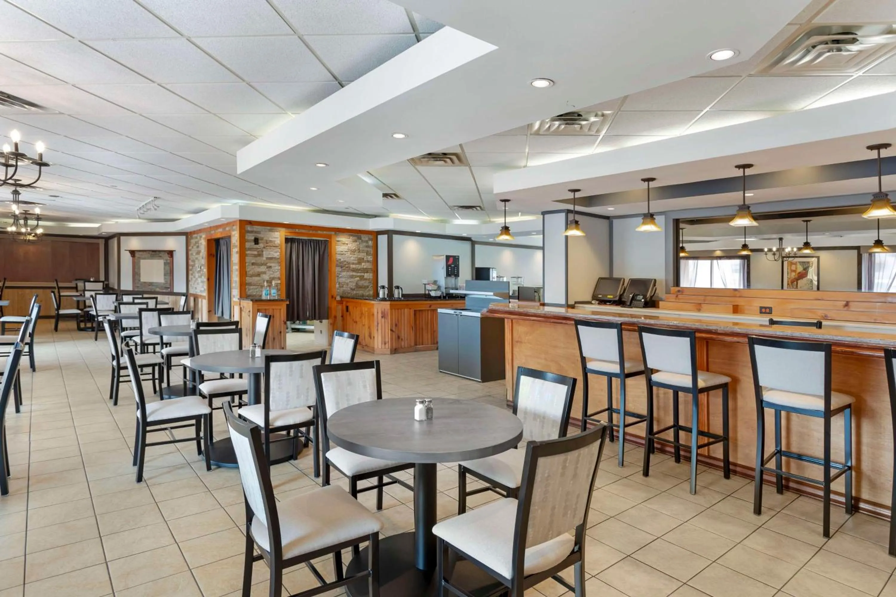 Breakfast in Best Western Mill River Manor