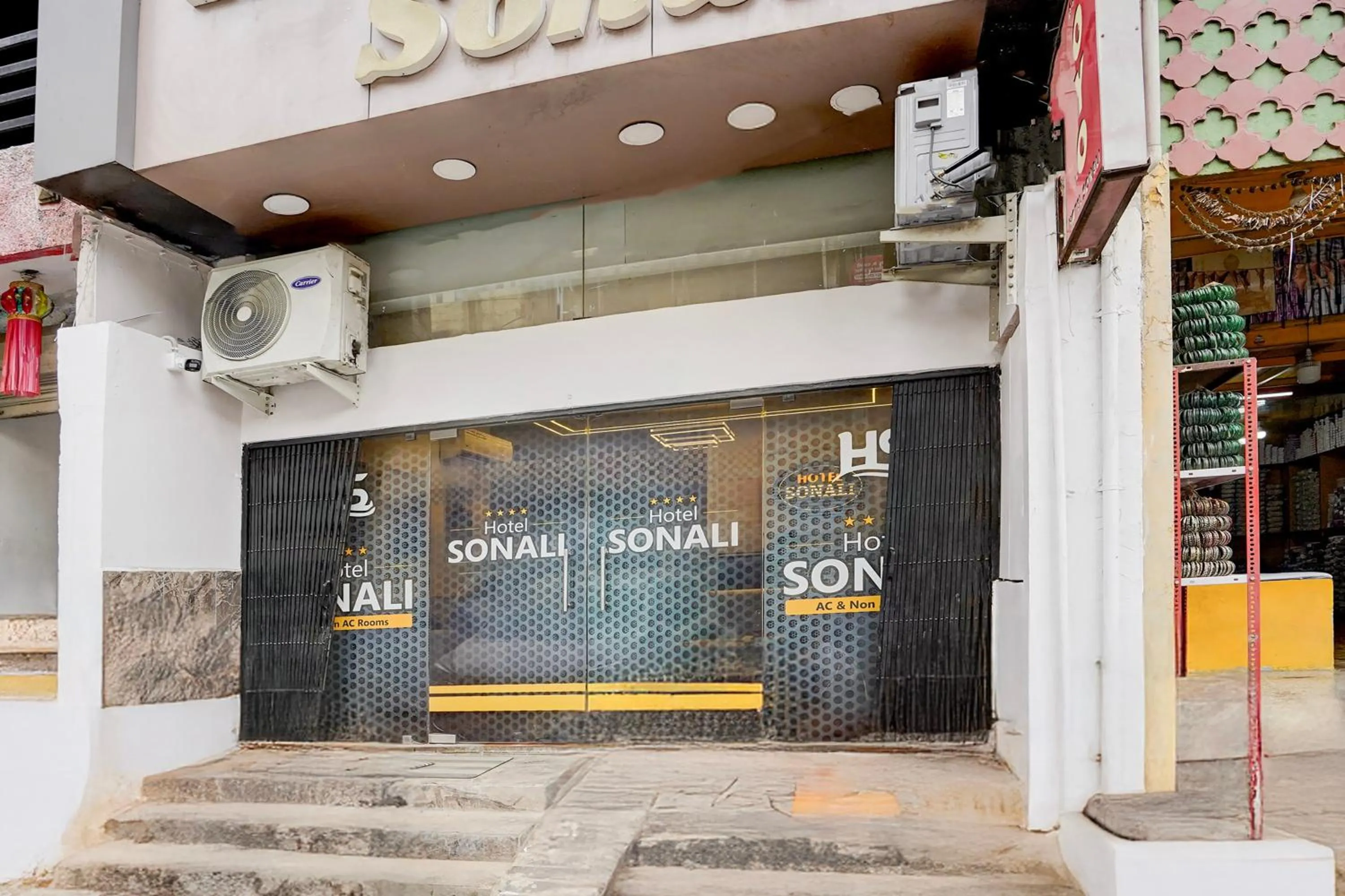 Facade/entrance in Hotel O Sonali