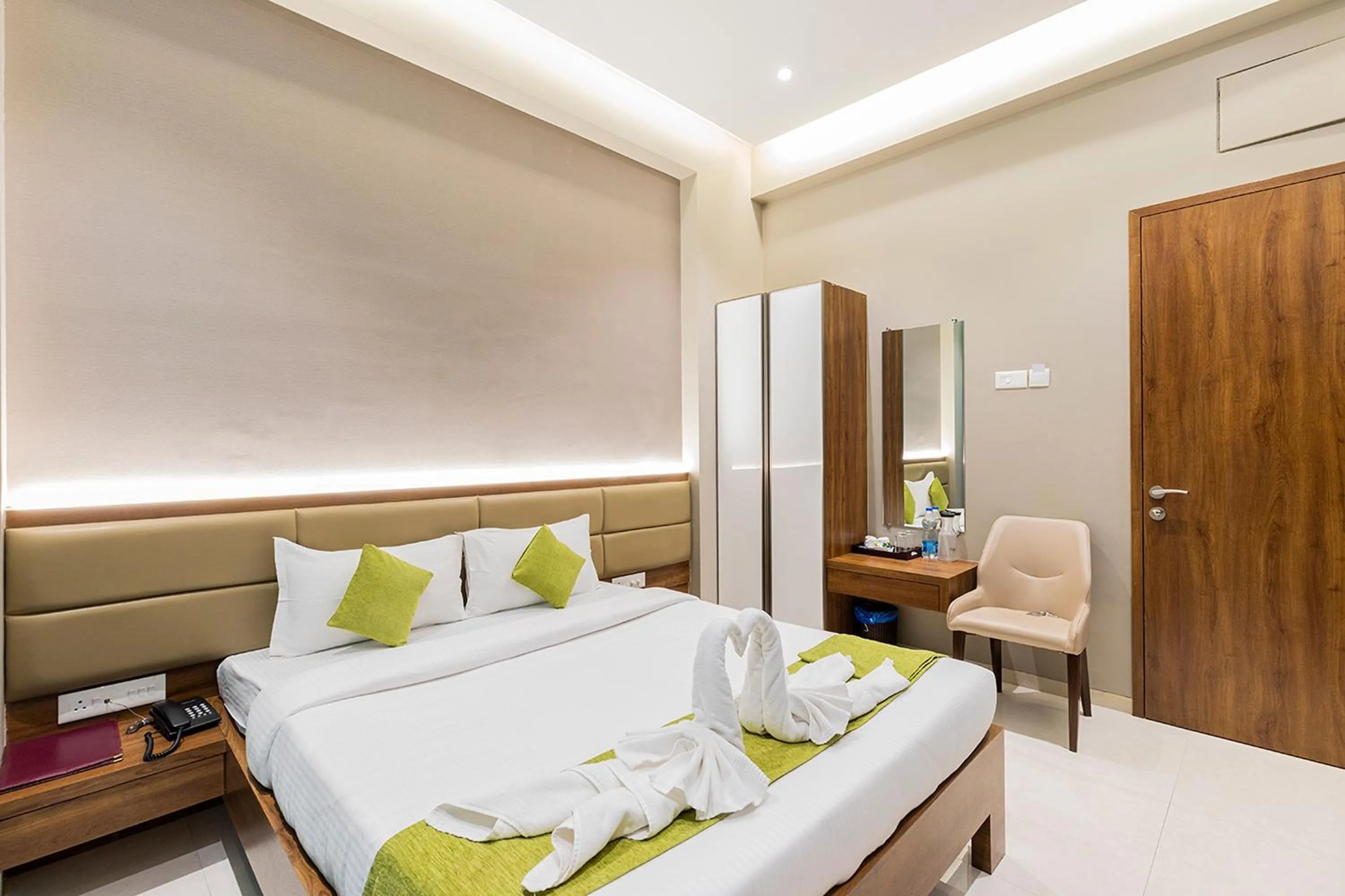 Bedroom, Bed in Hotel Seven Oaks