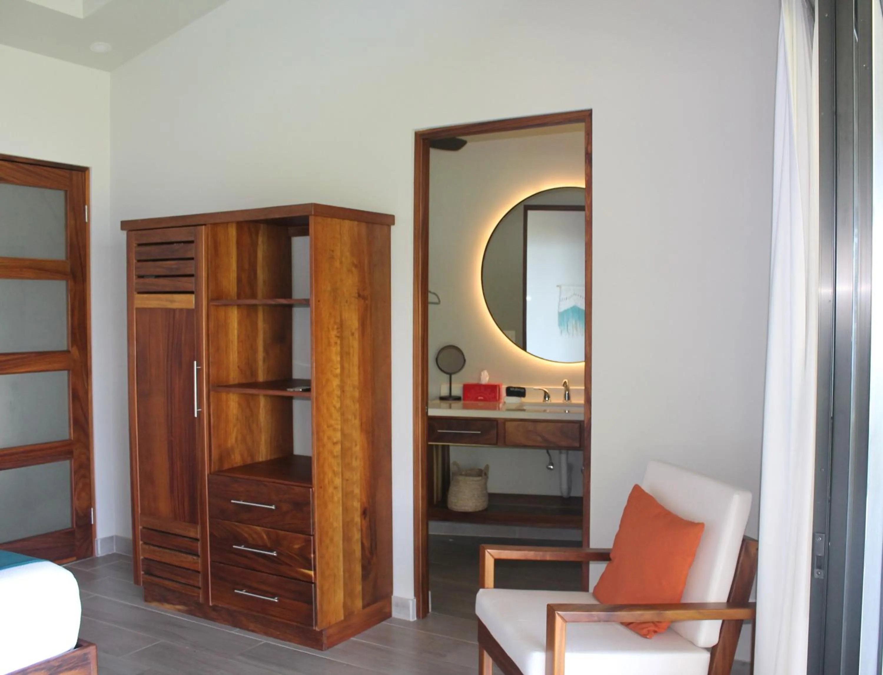 wardrobe in Lapazul Boutique Hotel