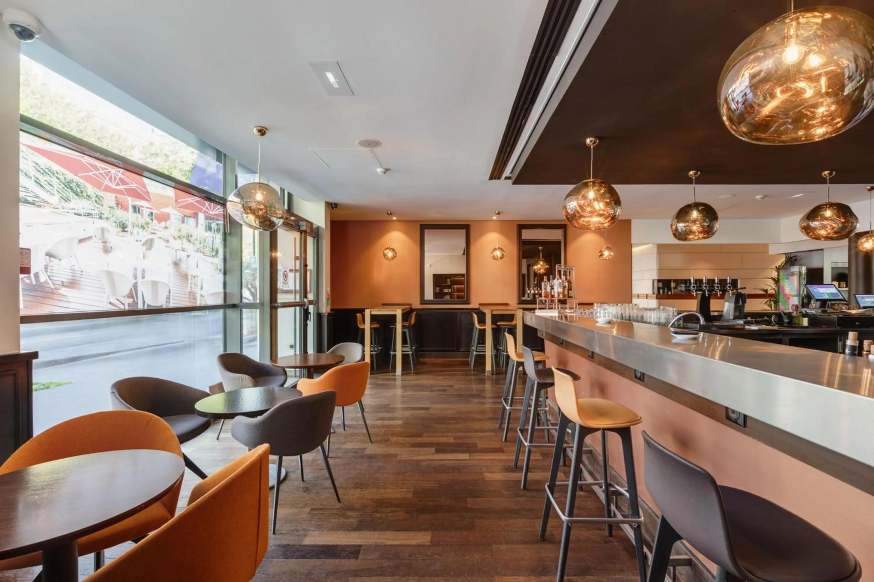 Lounge or bar in DoubleTree by Hilton Paris Boulogne