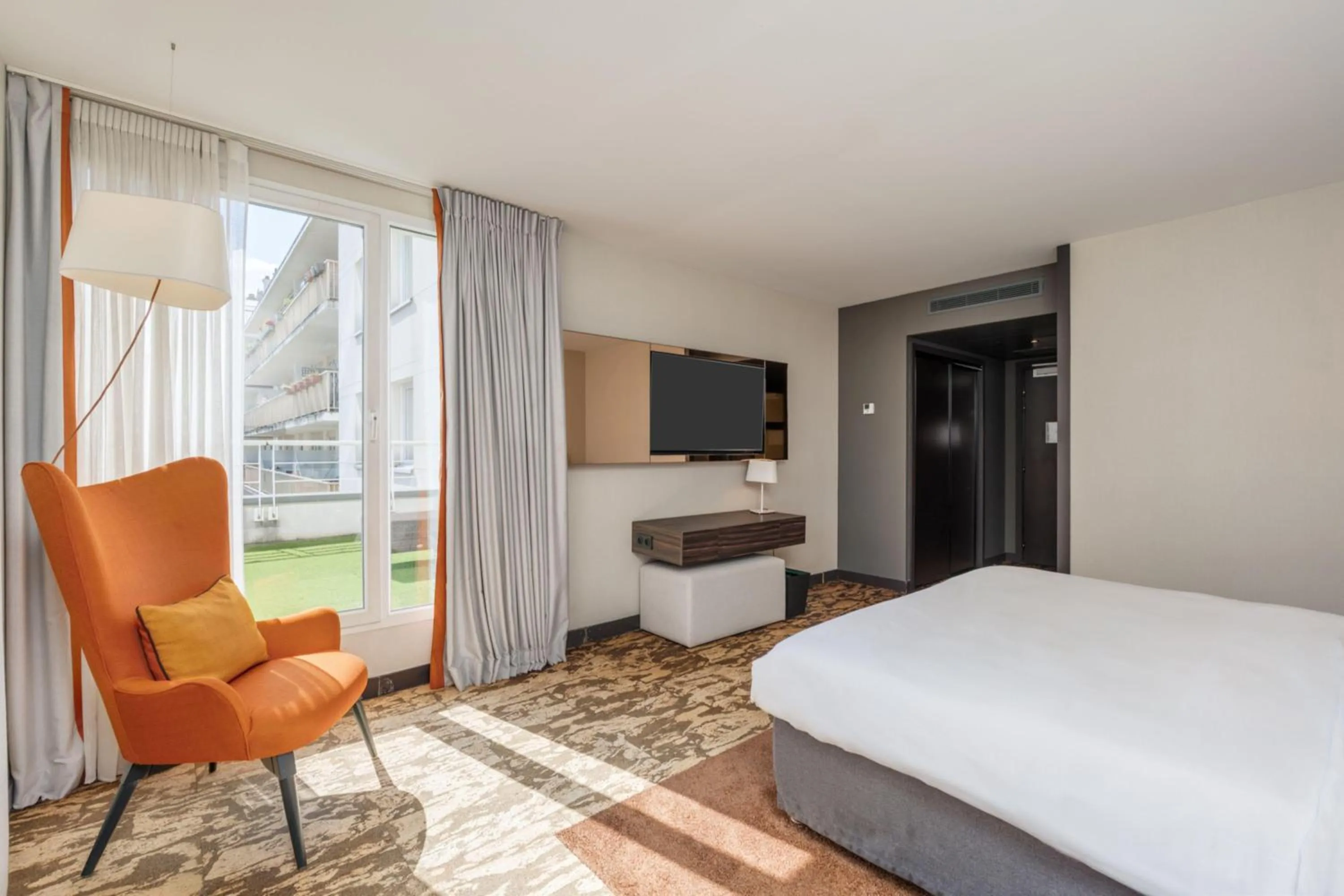 Bed in DoubleTree by Hilton Paris Boulogne