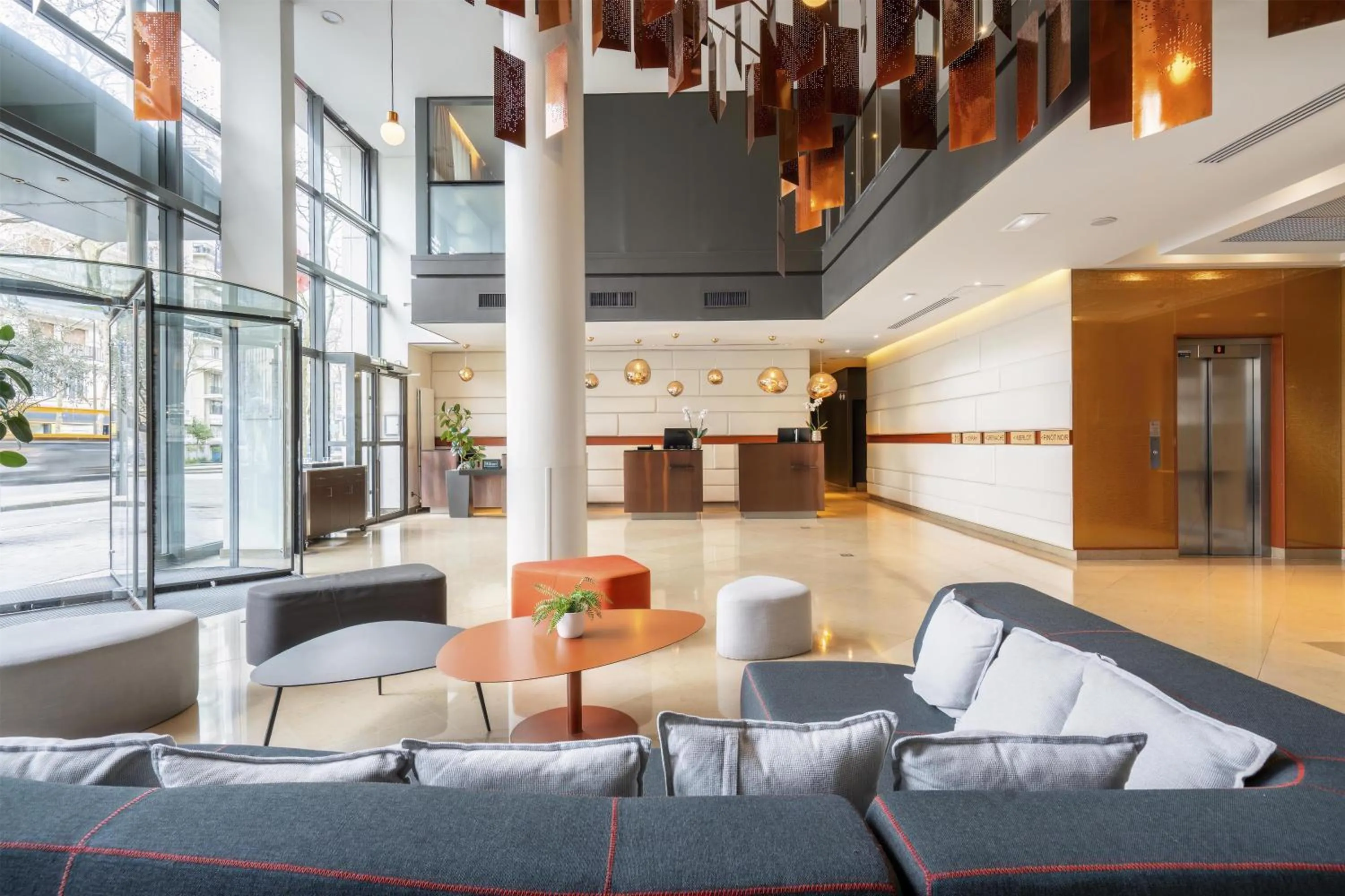 Lobby or reception in DoubleTree by Hilton Paris Boulogne