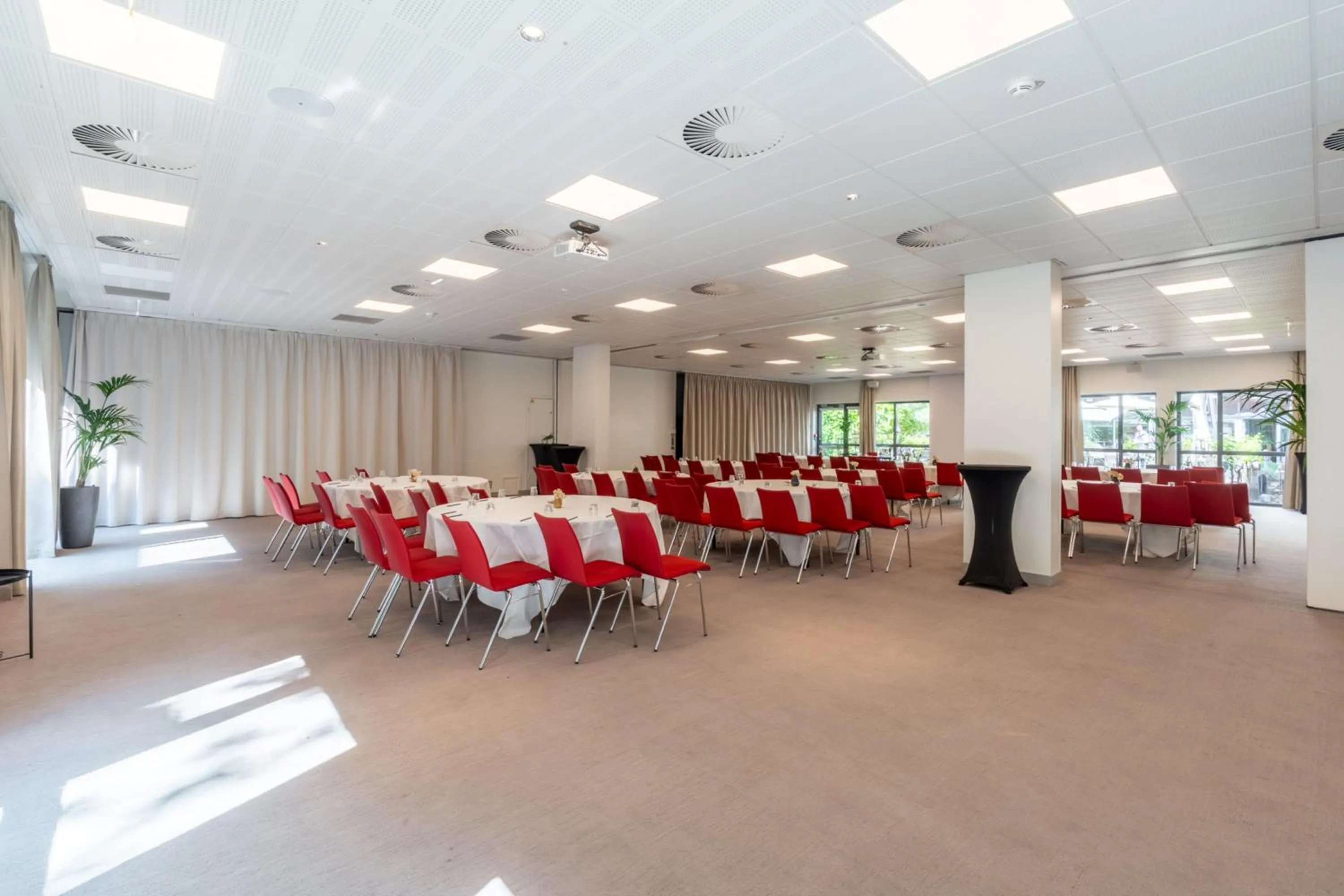 Meeting/conference room in DoubleTree by Hilton Paris Boulogne