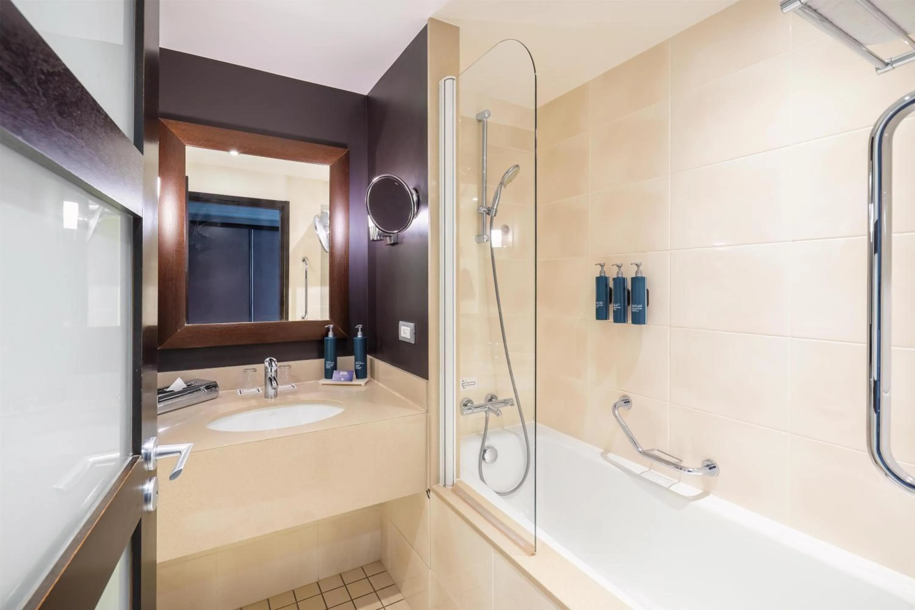 Bathroom in DoubleTree by Hilton Paris Boulogne