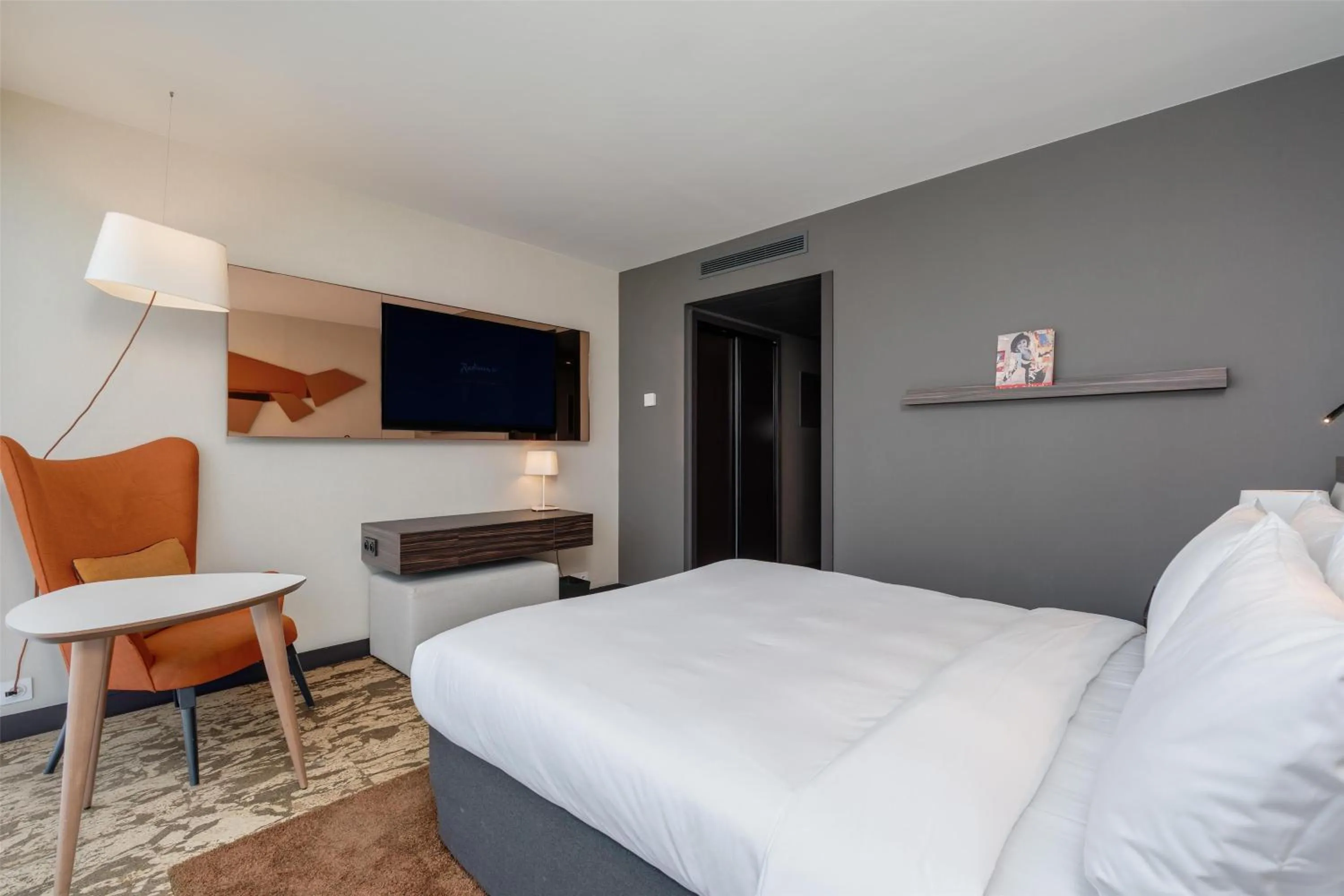 Bedroom, Bed in Radisson Blu Hotel, Paris Boulogne