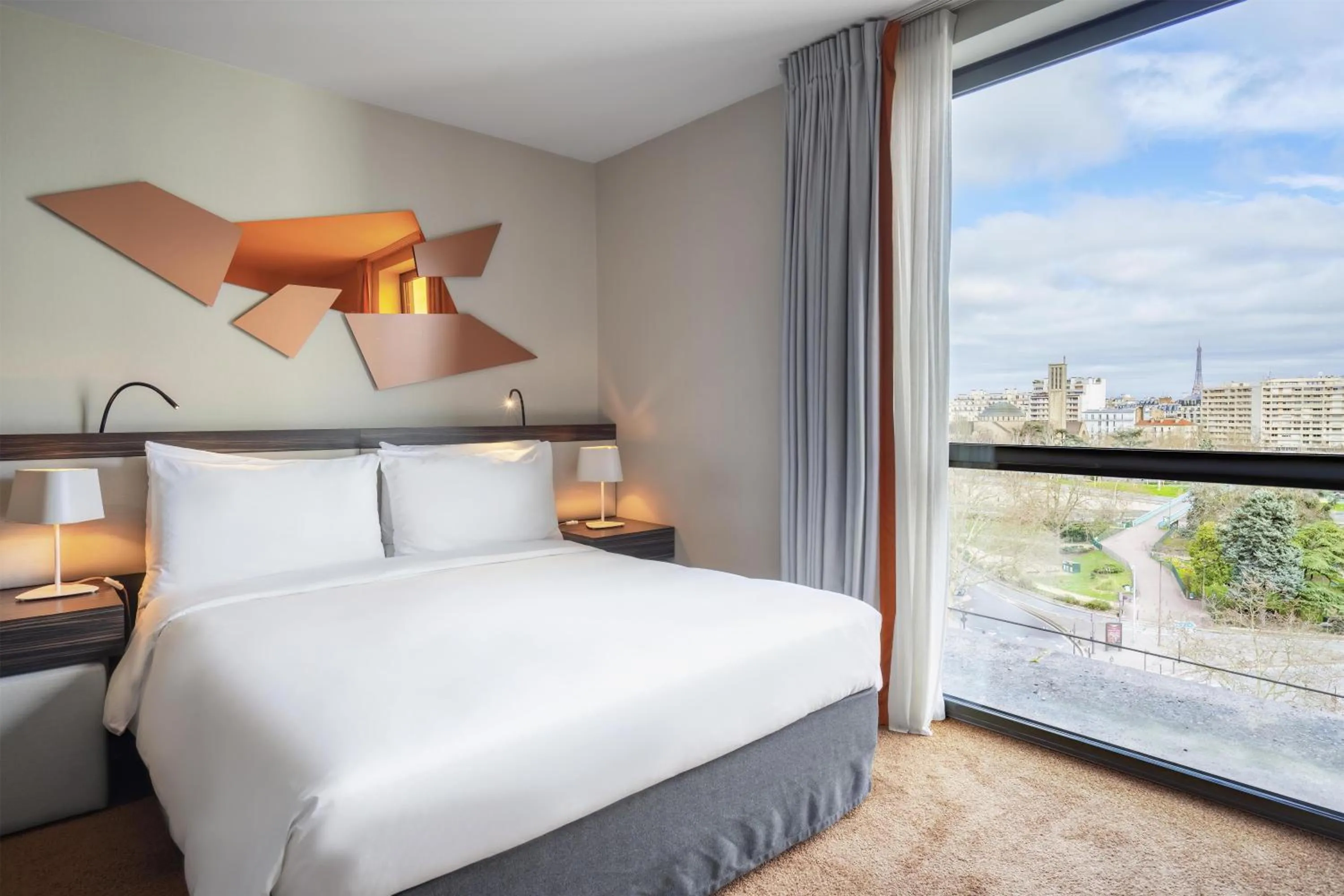 Bed in DoubleTree by Hilton Paris Boulogne