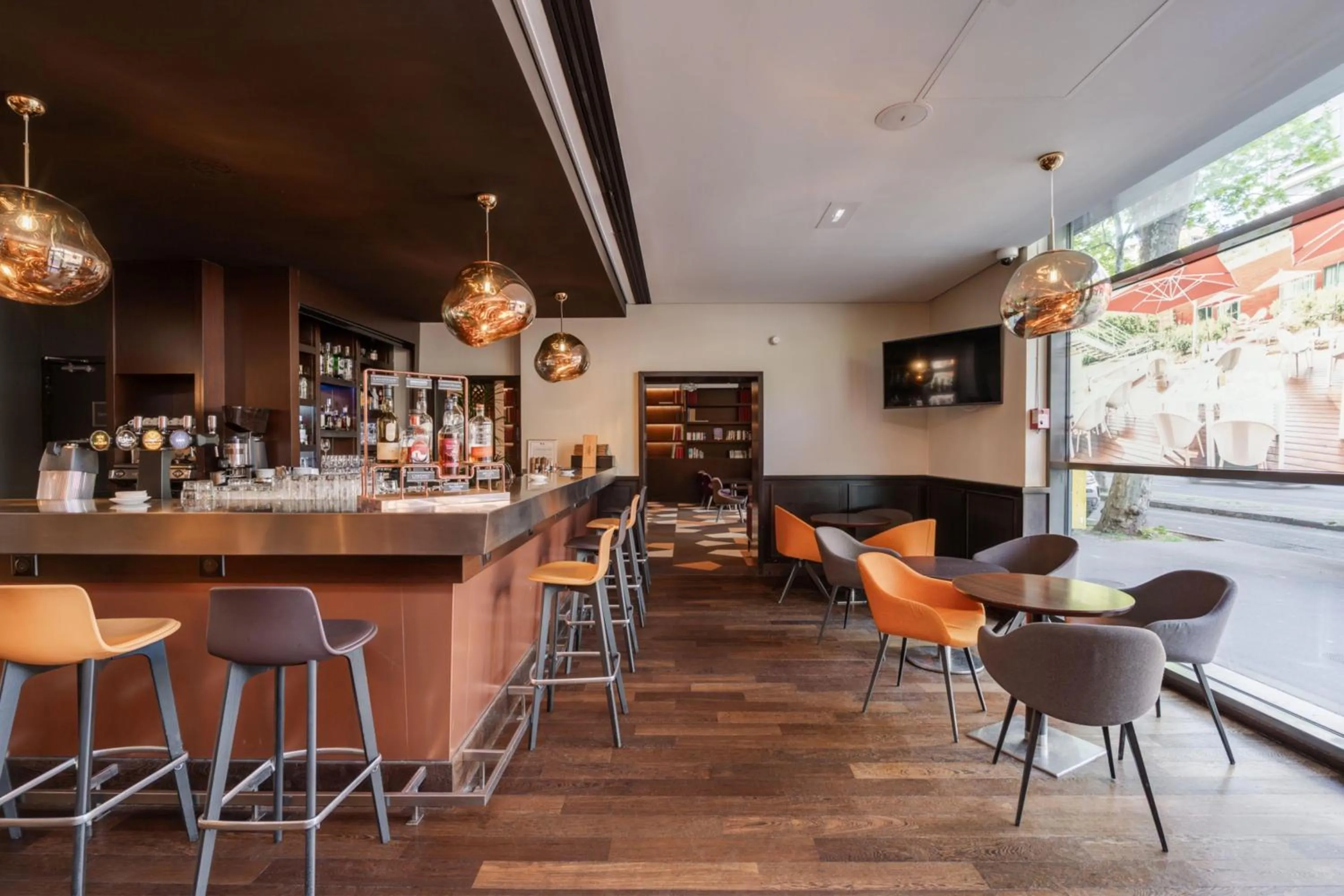 Lounge or bar in DoubleTree by Hilton Paris Boulogne