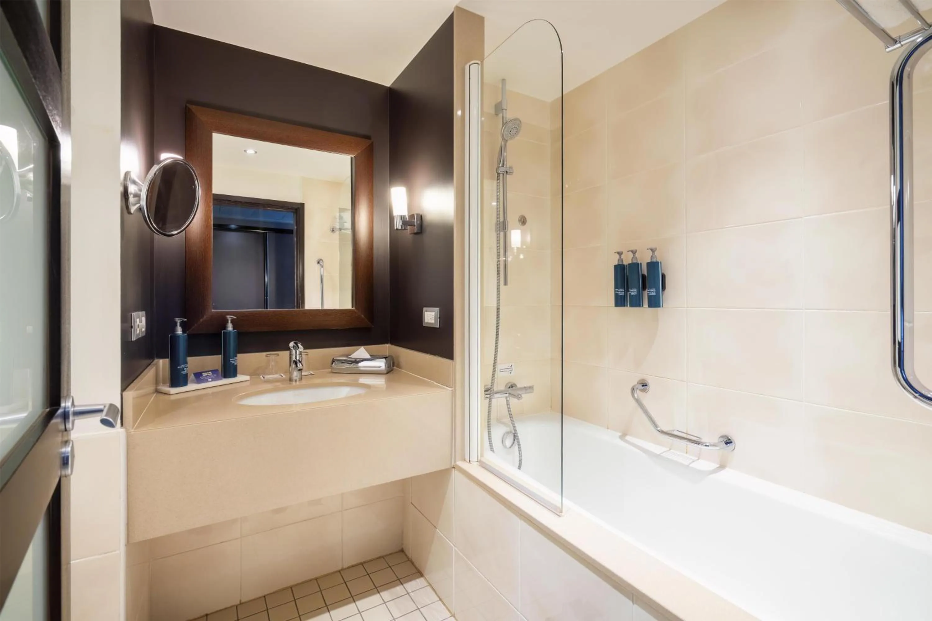 Bathroom in DoubleTree by Hilton Paris Boulogne