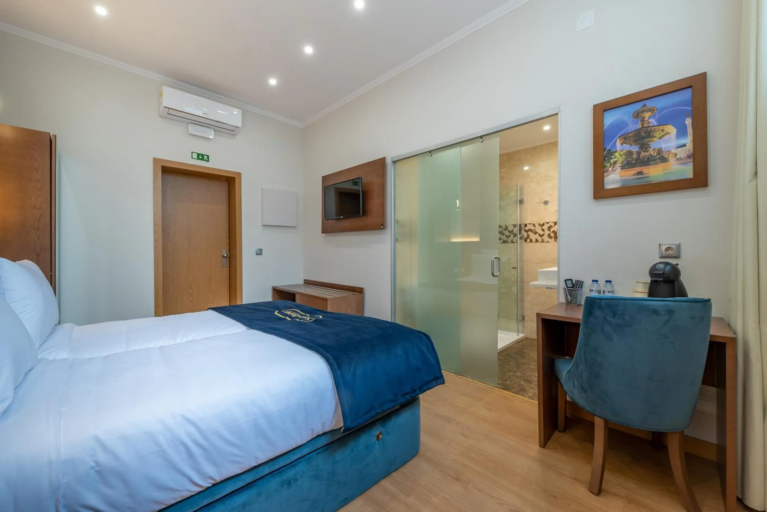 Photo of the whole room, Bed in Seven Dreams Suites