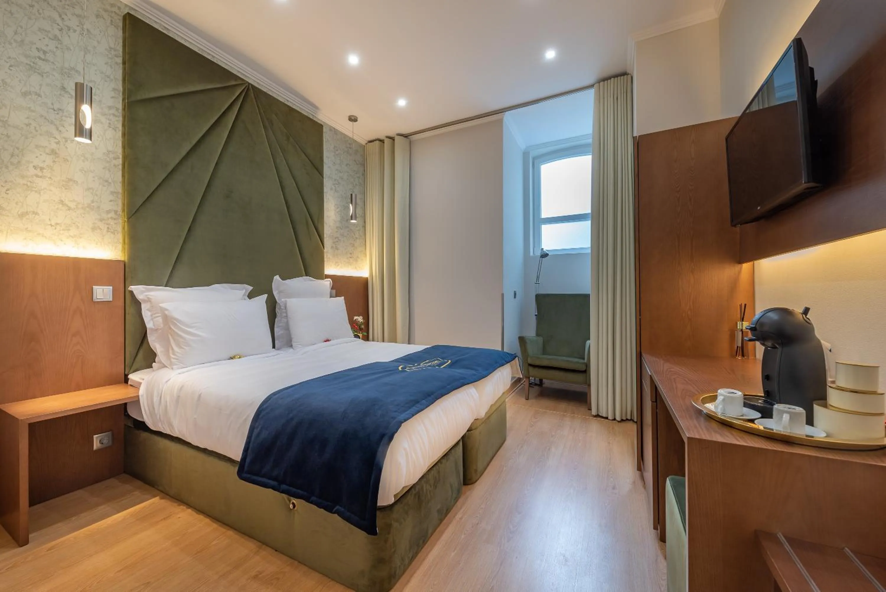 Photo of the whole room, Bed in Seven Dreams Suites