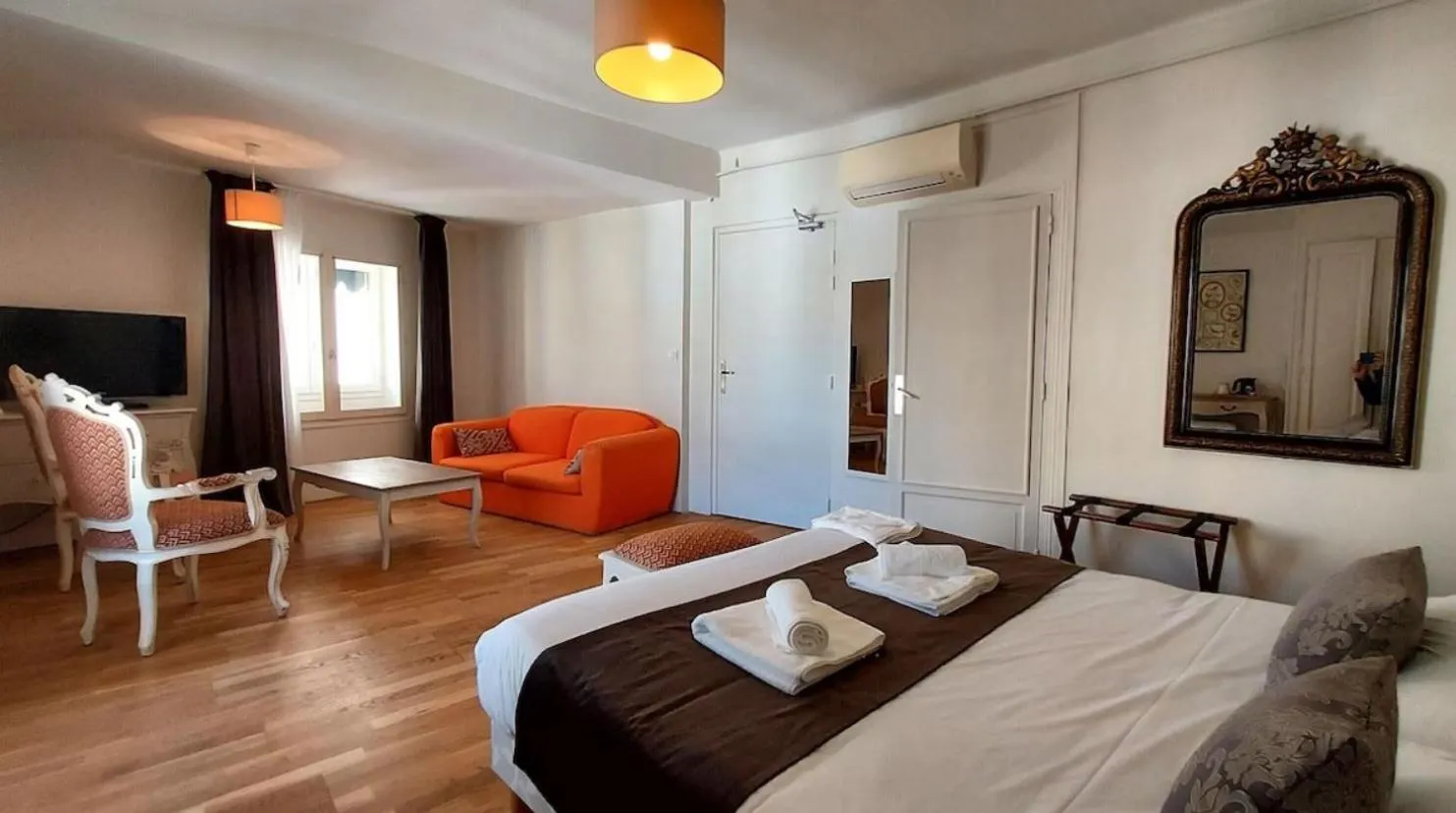 Bedroom, Bed in Hôtel De L'Amphithéâtre