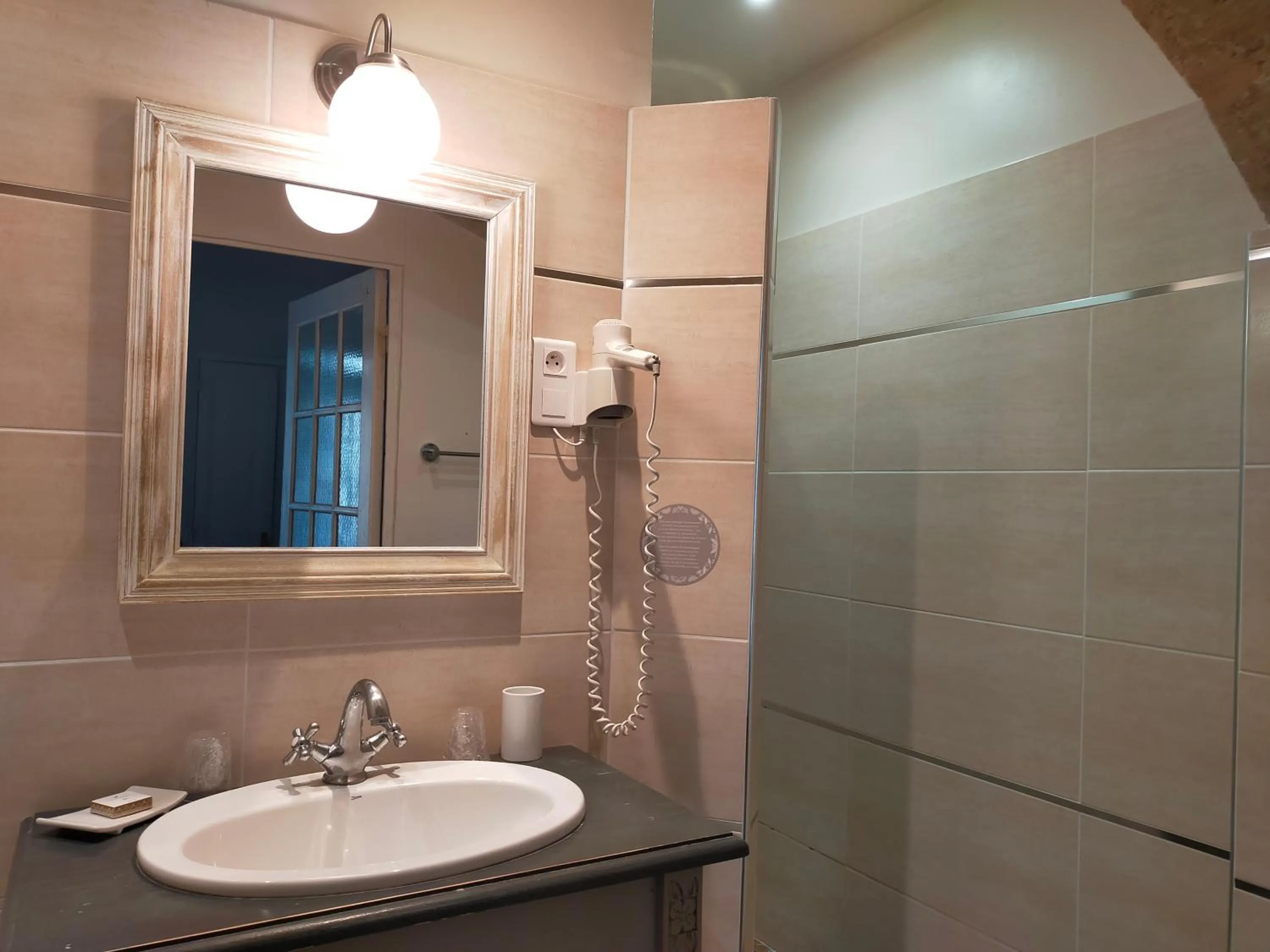 Bathroom in Hôtel De L'Amphithéâtre