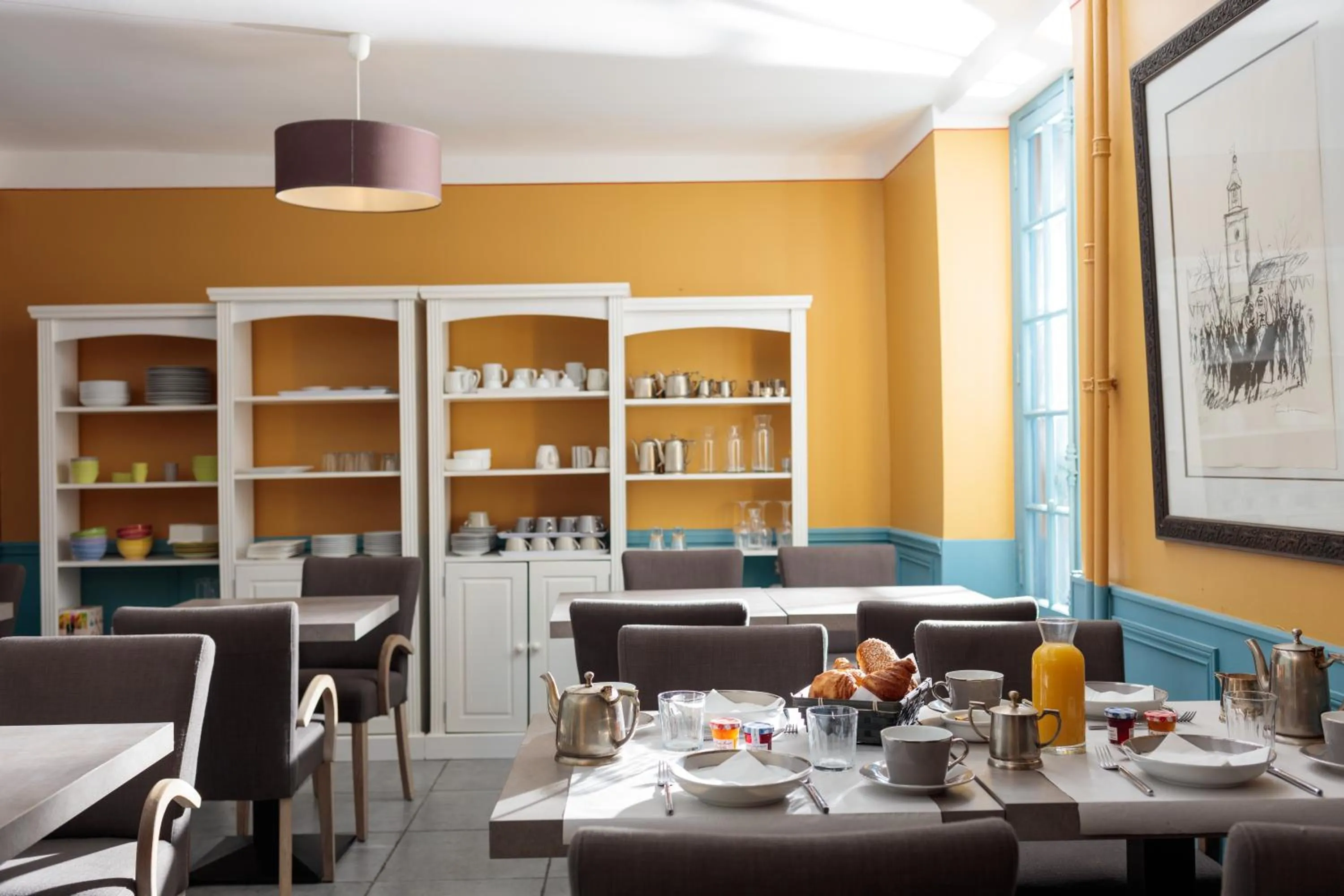 Breakfast in Hôtel De L'Amphithéâtre