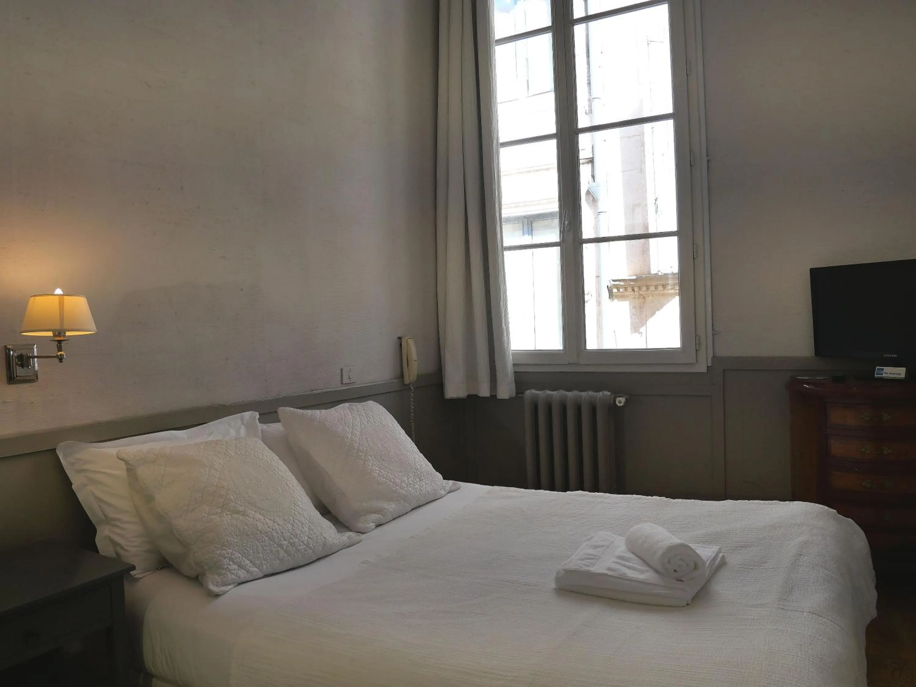 Bedroom, Bed in Hôtel De L'Amphithéâtre