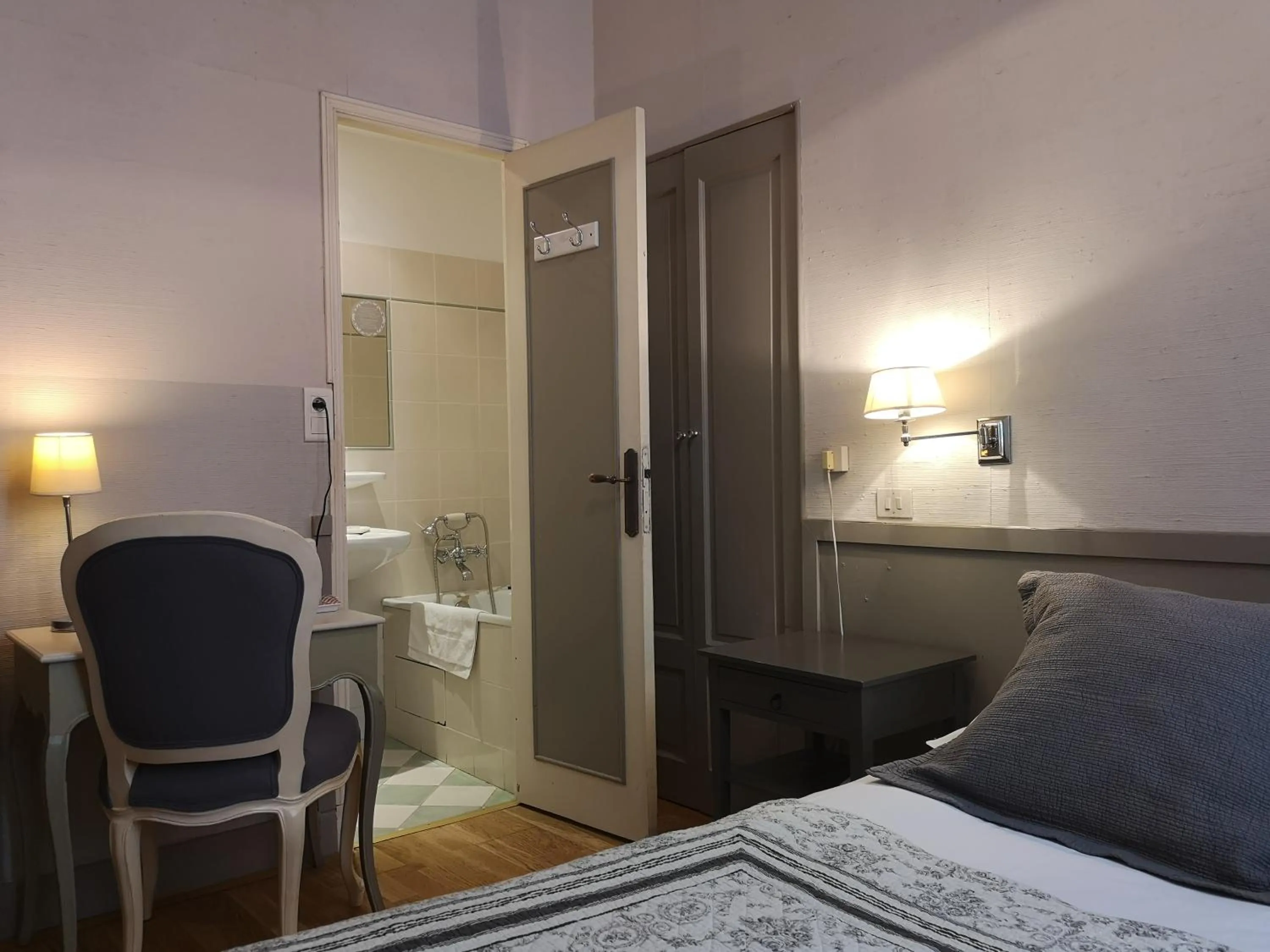 Bedroom, Bed in Hôtel De L'Amphithéâtre