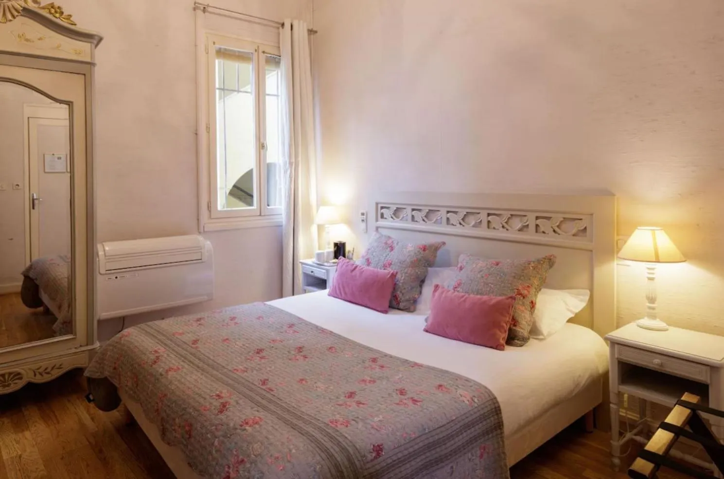 Bedroom, Bed in Hôtel De L'Amphithéâtre