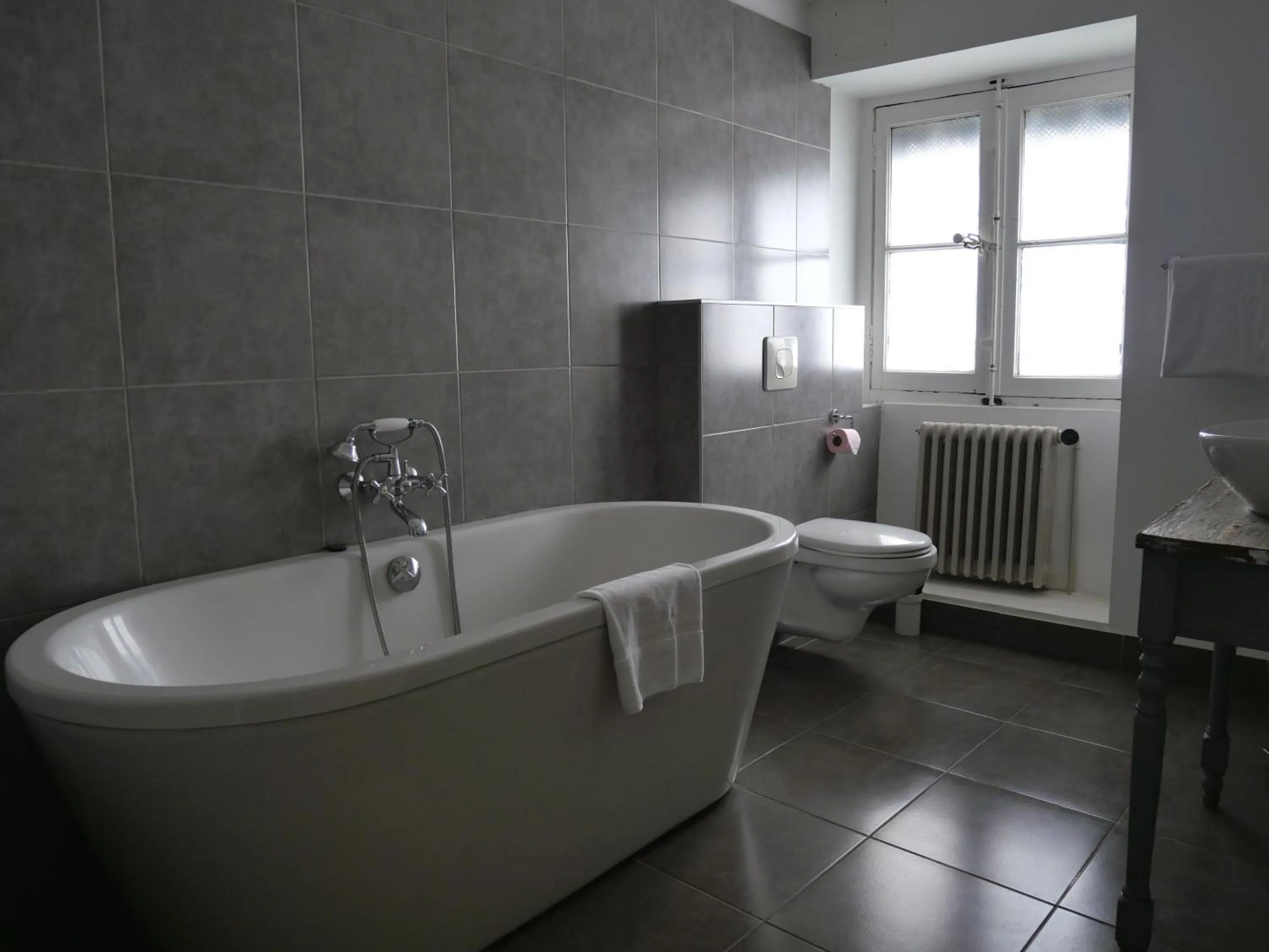 Bathroom in Hôtel De L'Amphithéâtre