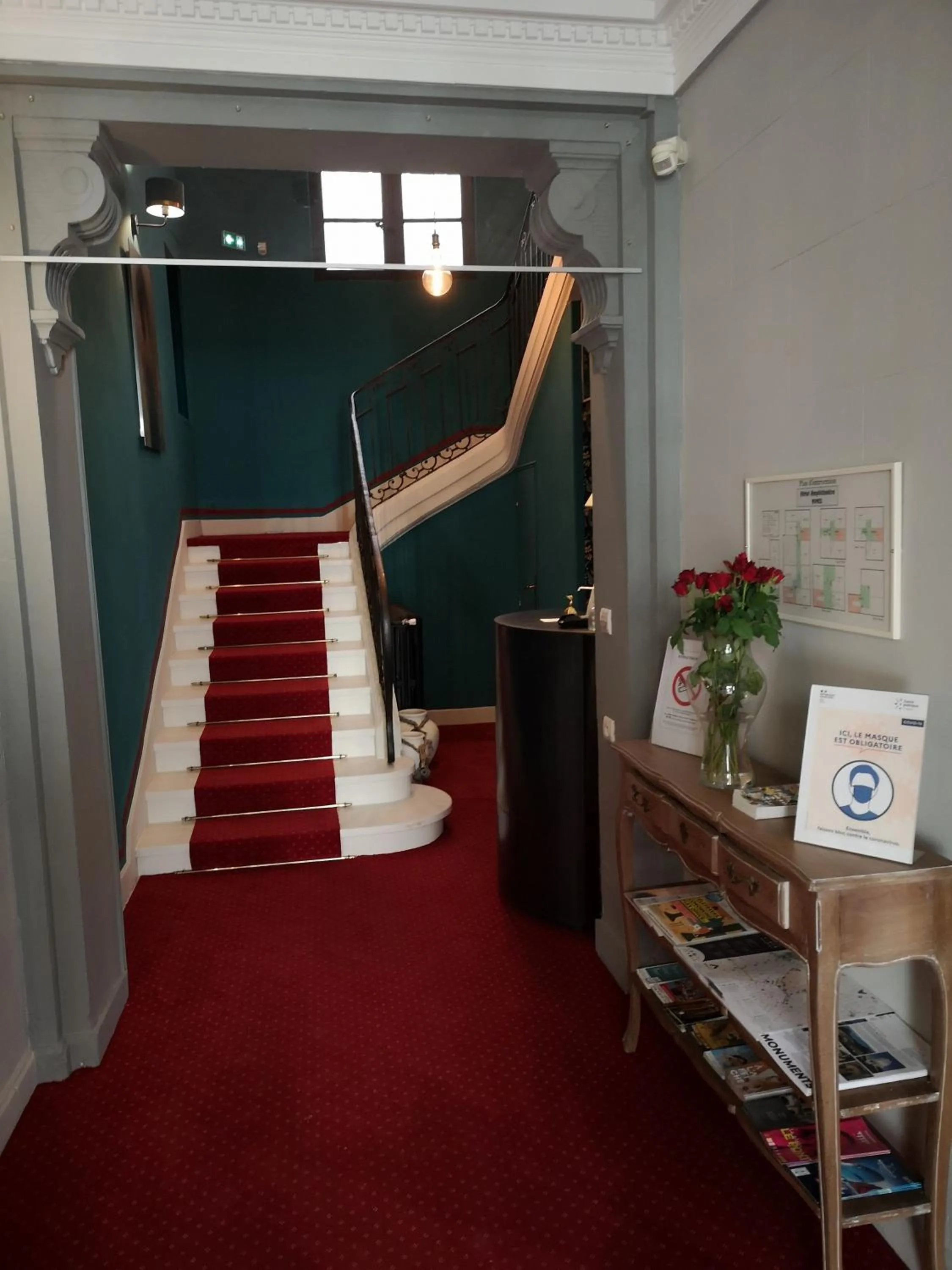 Lobby or reception in Hôtel De L'Amphithéâtre
