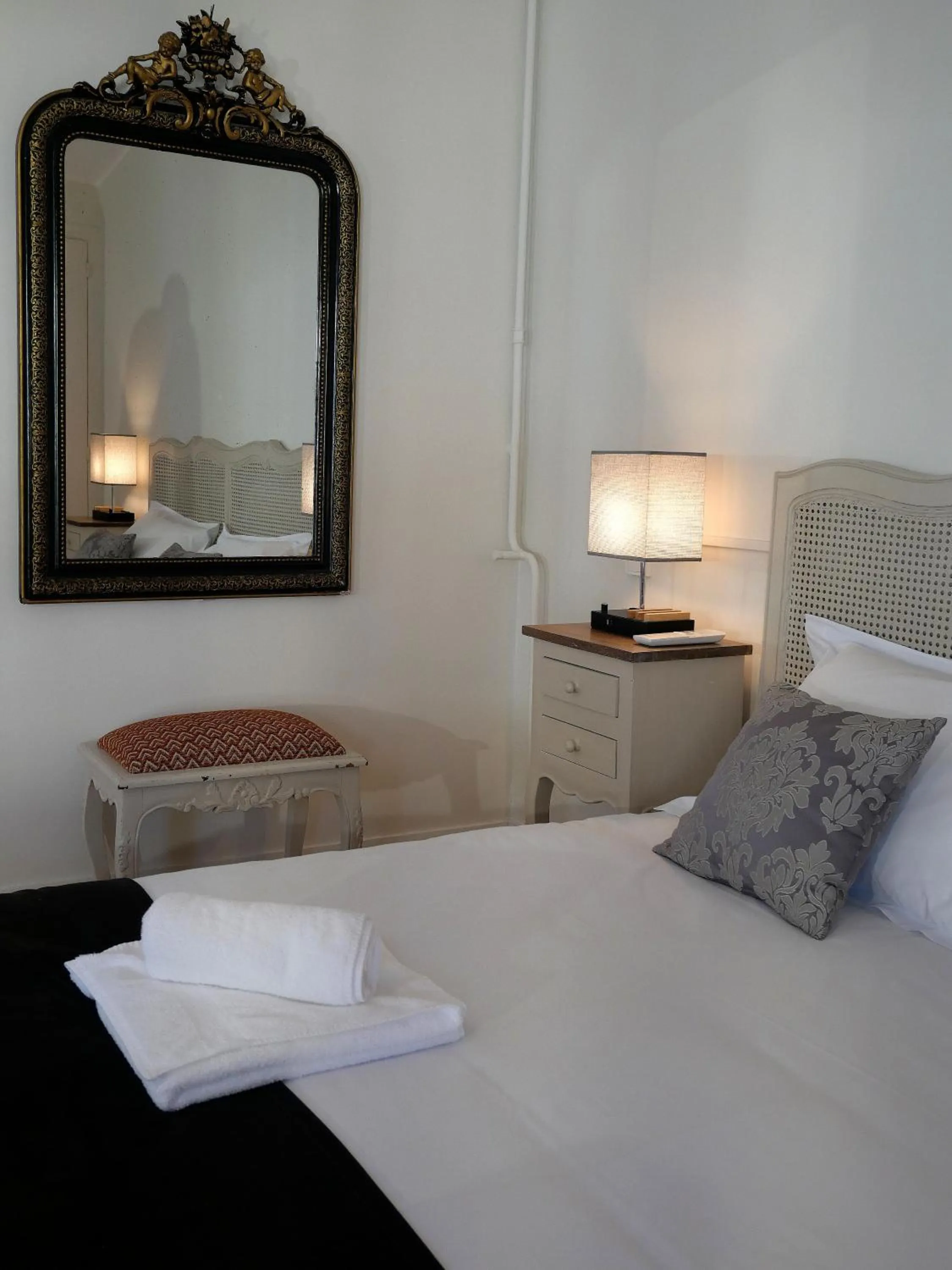 Bedroom, Bed in Hôtel De L'Amphithéâtre