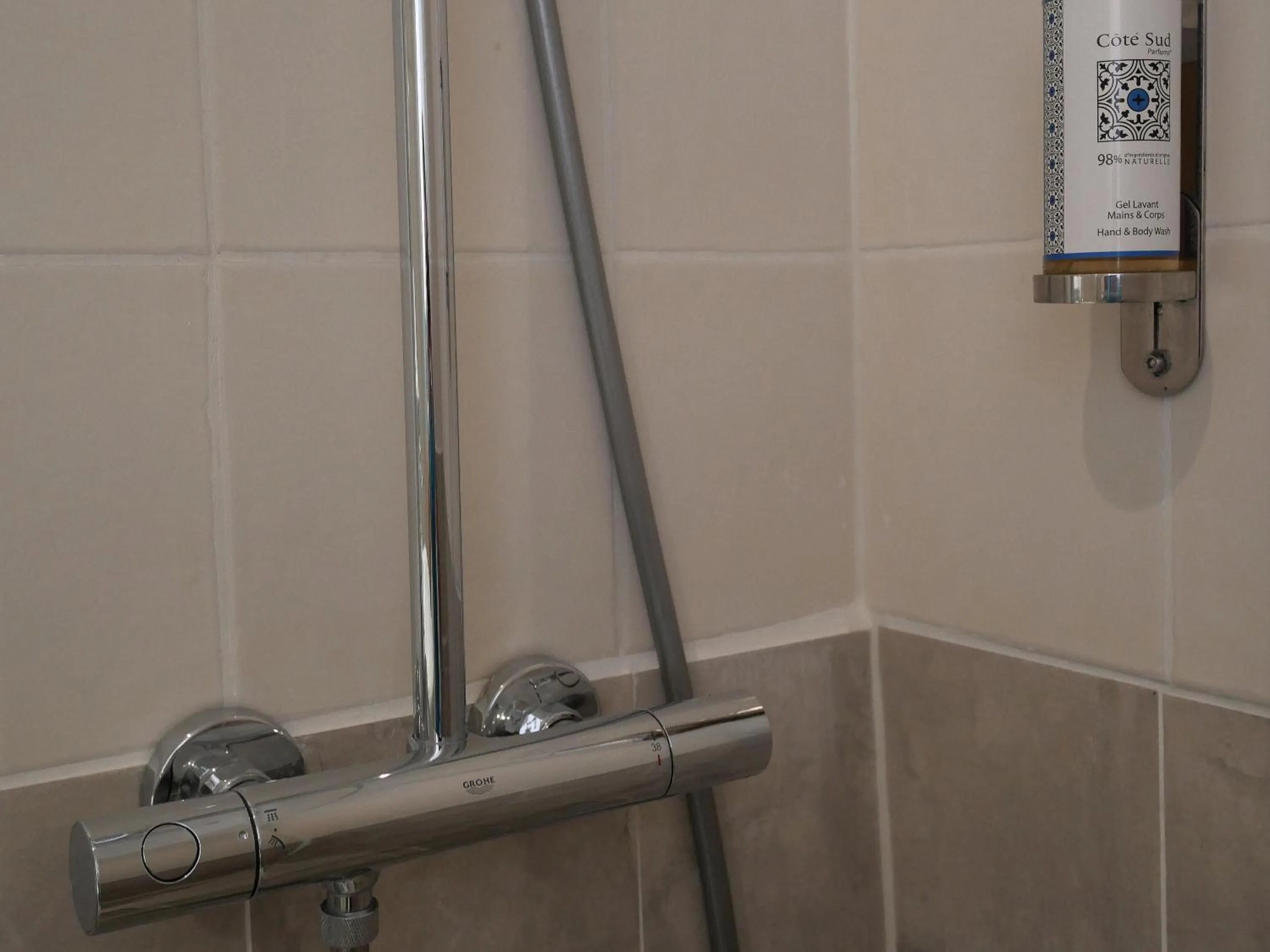 Bathroom in Hôtel De L'Amphithéâtre