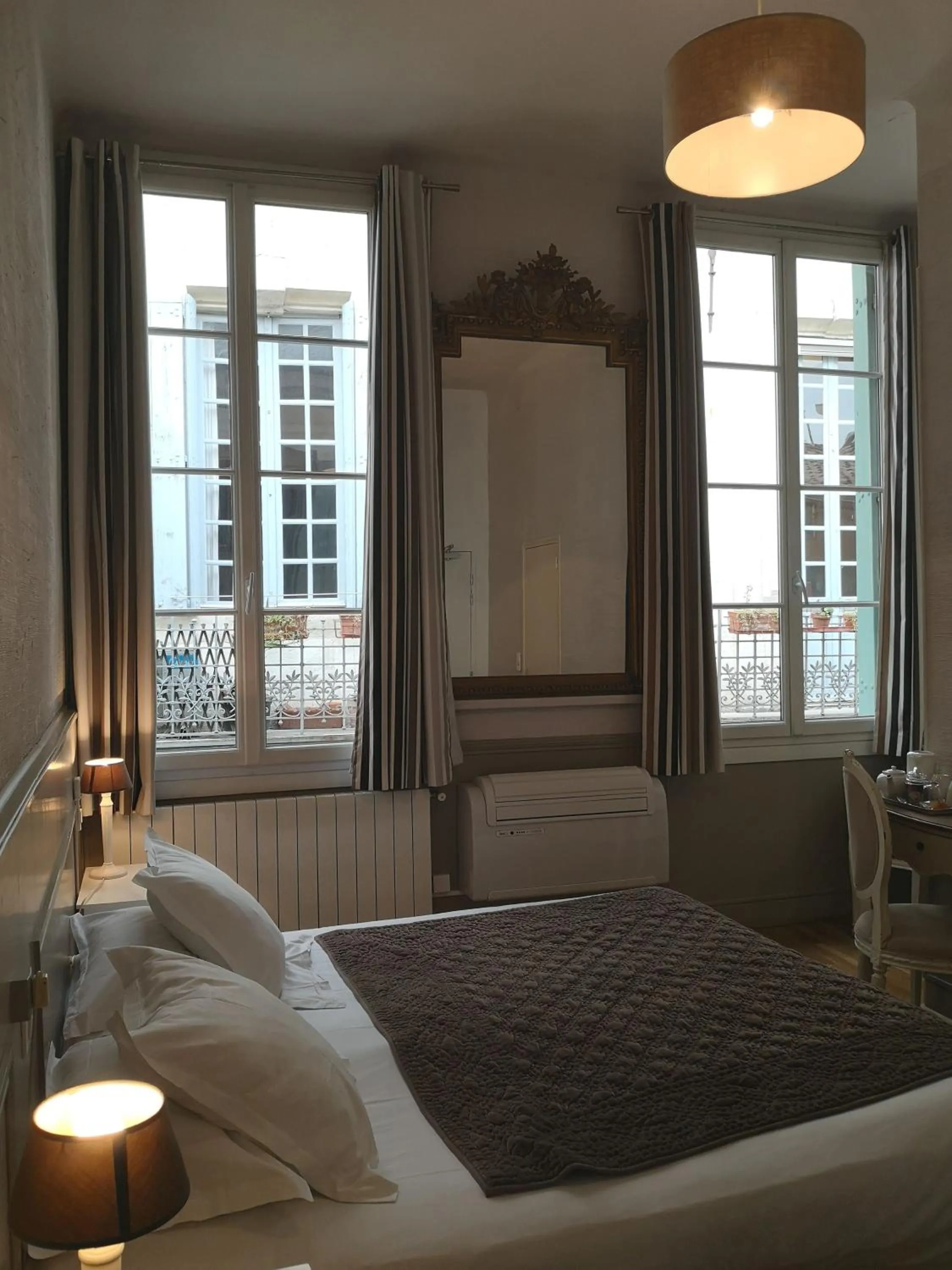 Bedroom, Bed in Hôtel De L'Amphithéâtre