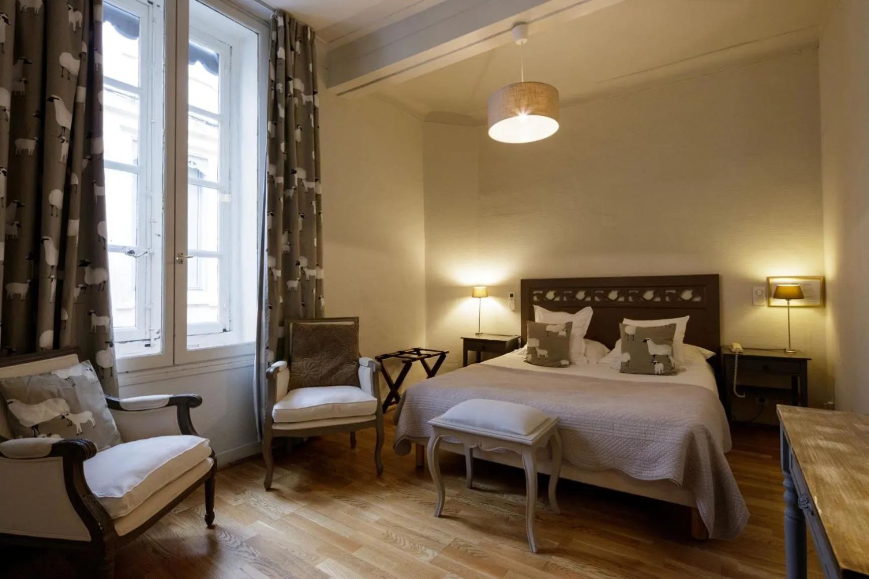 Bedroom, Bed in Hôtel De L'Amphithéâtre