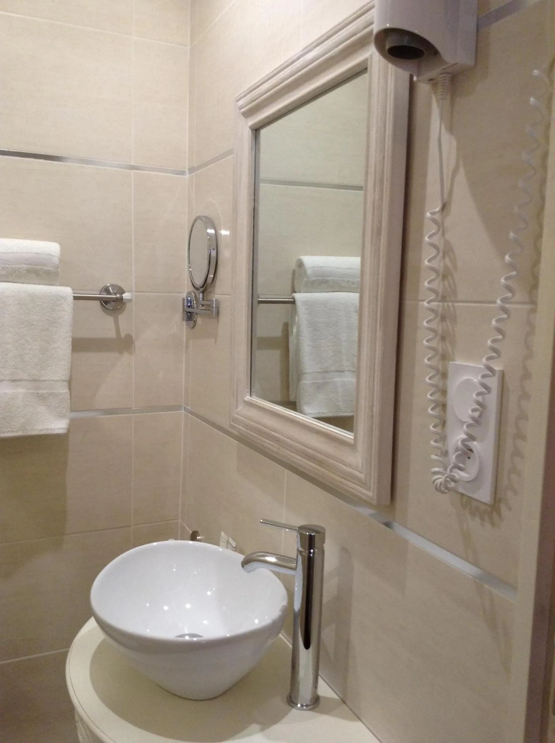 Bathroom in Hôtel De L'Amphithéâtre