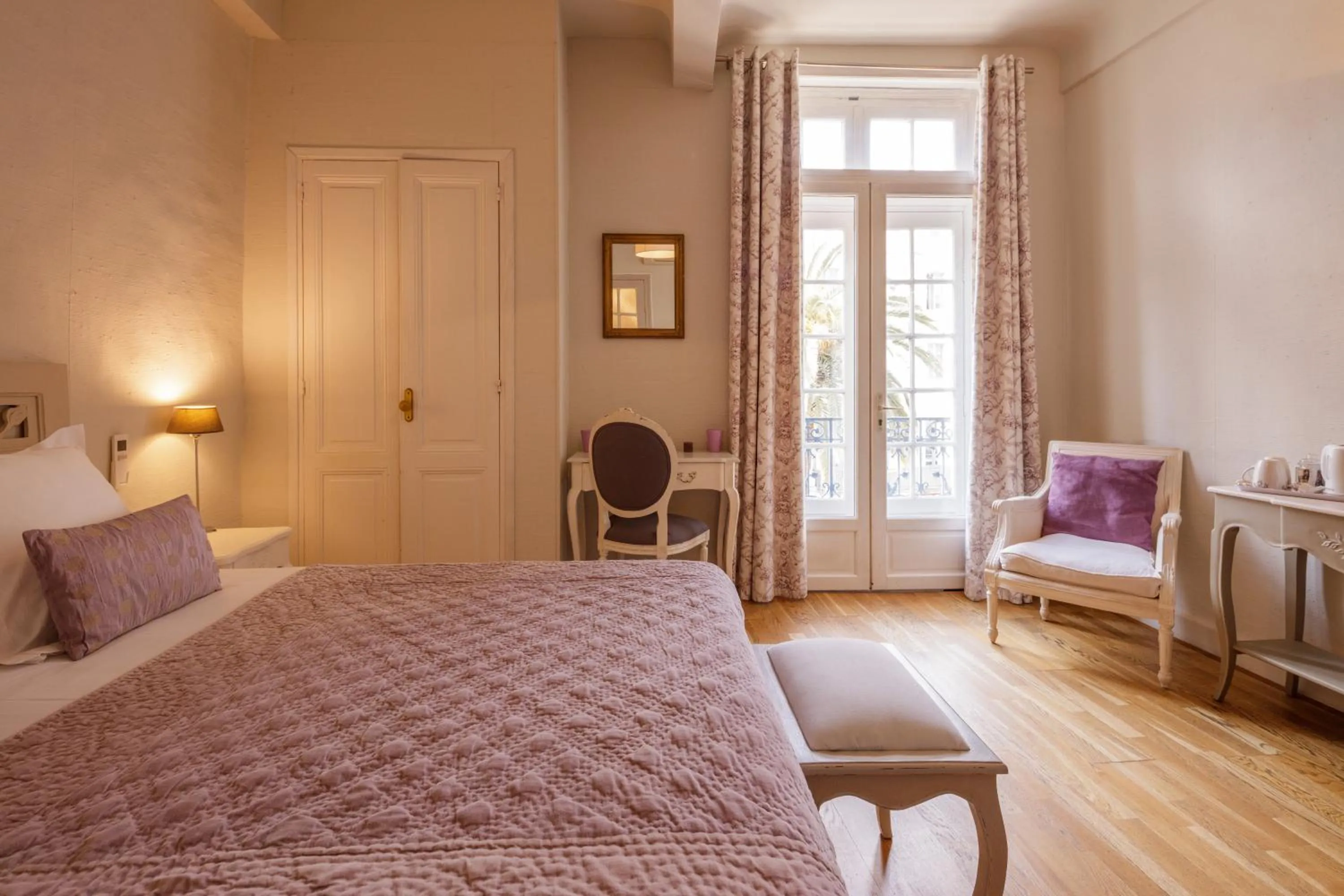 Bedroom, Bed in Hôtel De L'Amphithéâtre
