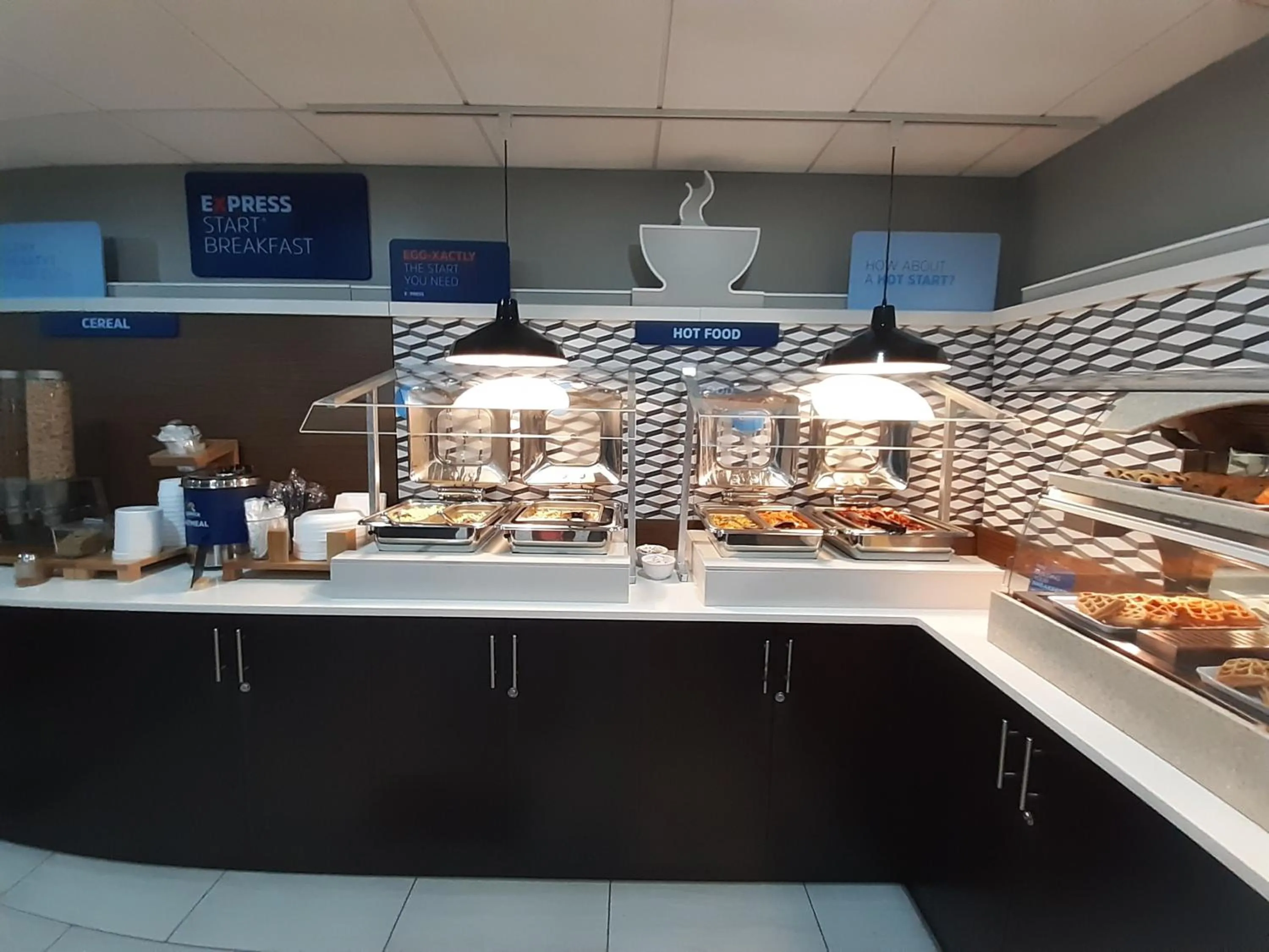 Restaurant/places to eat in Holiday Inn Express Trincity by IHG