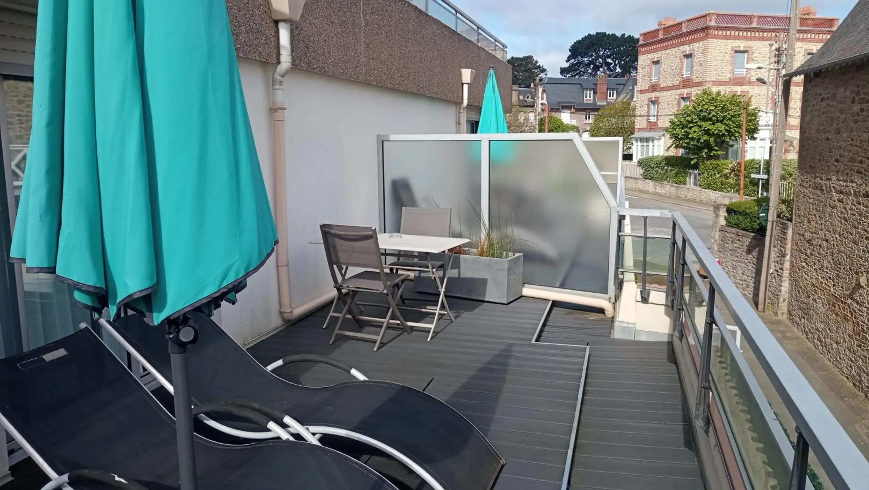 Standard Double Room with Terrace and Garden View in Le Crystal Dinard Plage Standard Double Room with Terrace and Garden View in Le Crystal Dinard Plage