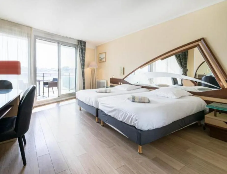 Bed in Le Crystal Dinard, Sure Hotel Collection by Best Western