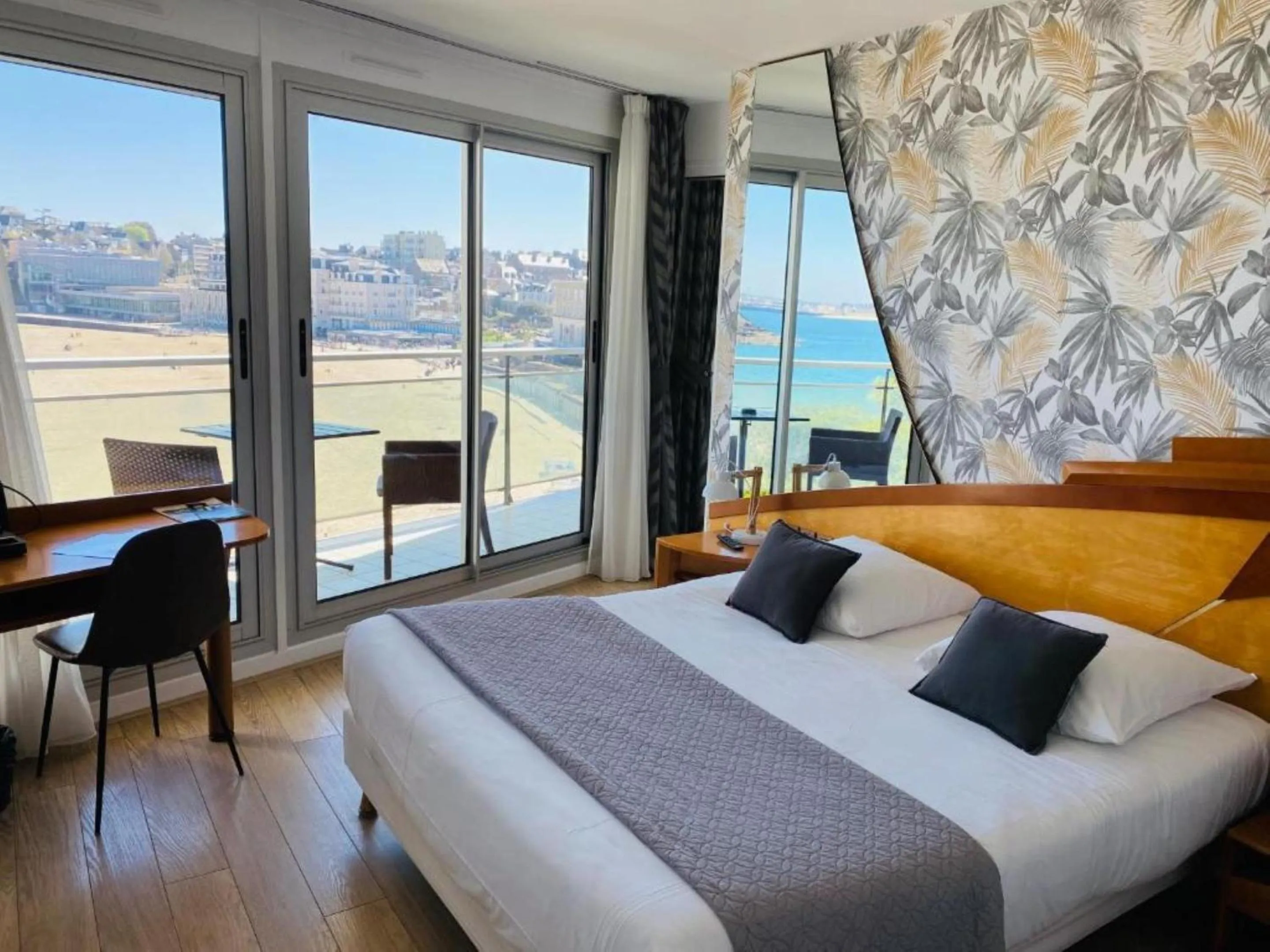 Bedroom, Bed in Le Crystal Dinard, Sure Hotel Collection by Best Western