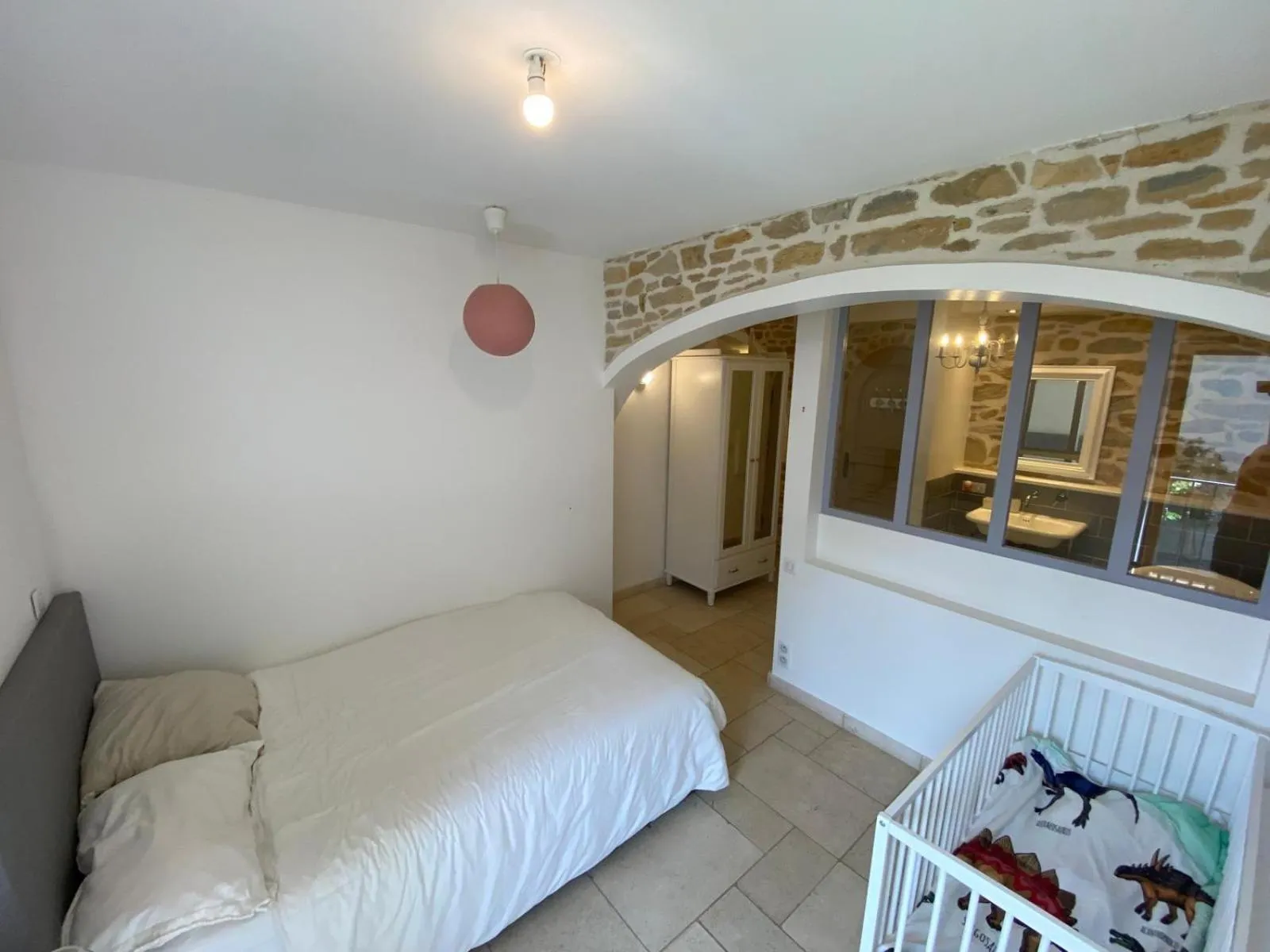 Bed in Les Lumières de Genève