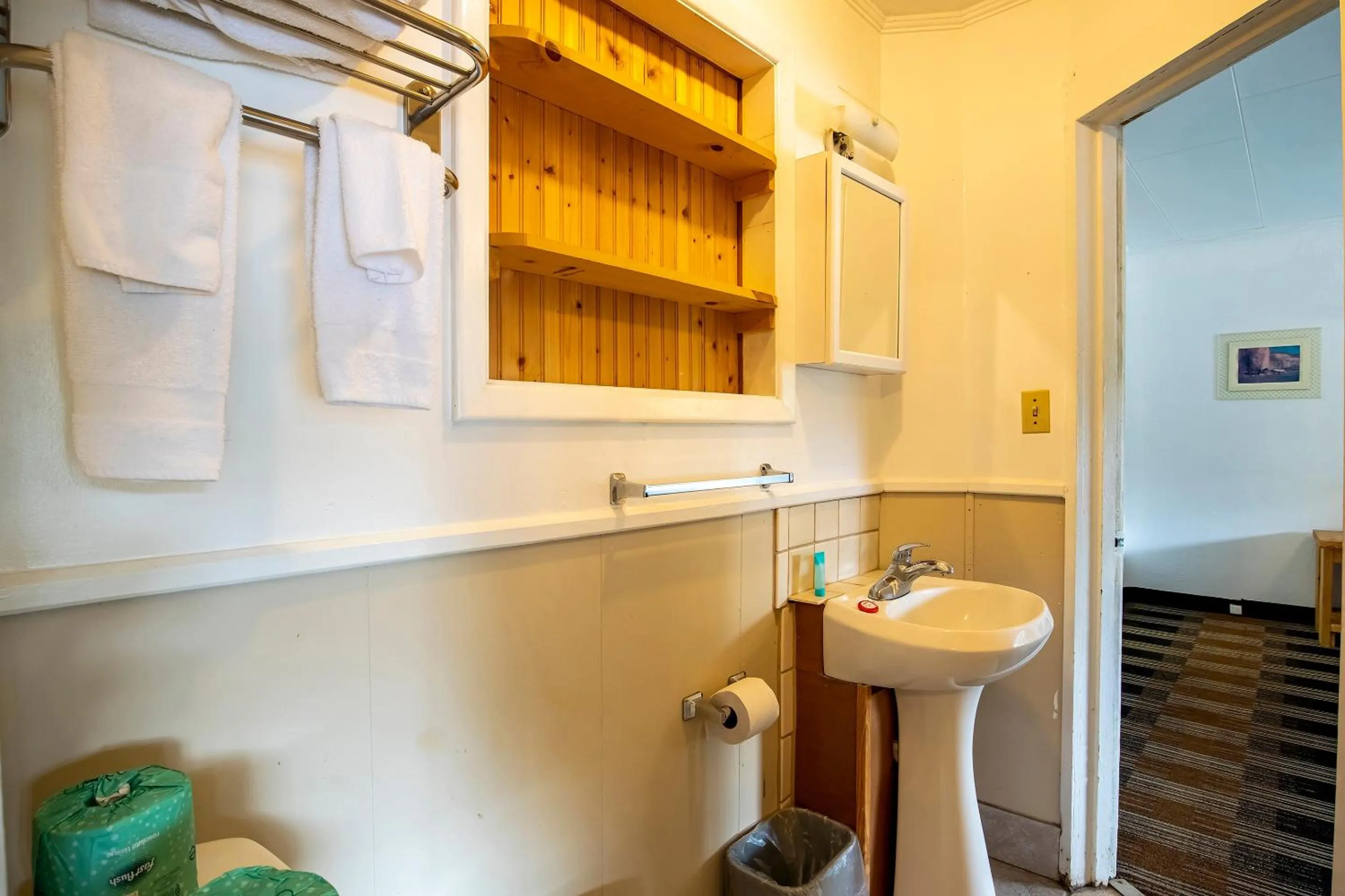 Bathroom in Lloyd's On The River Country Inn By Oyo