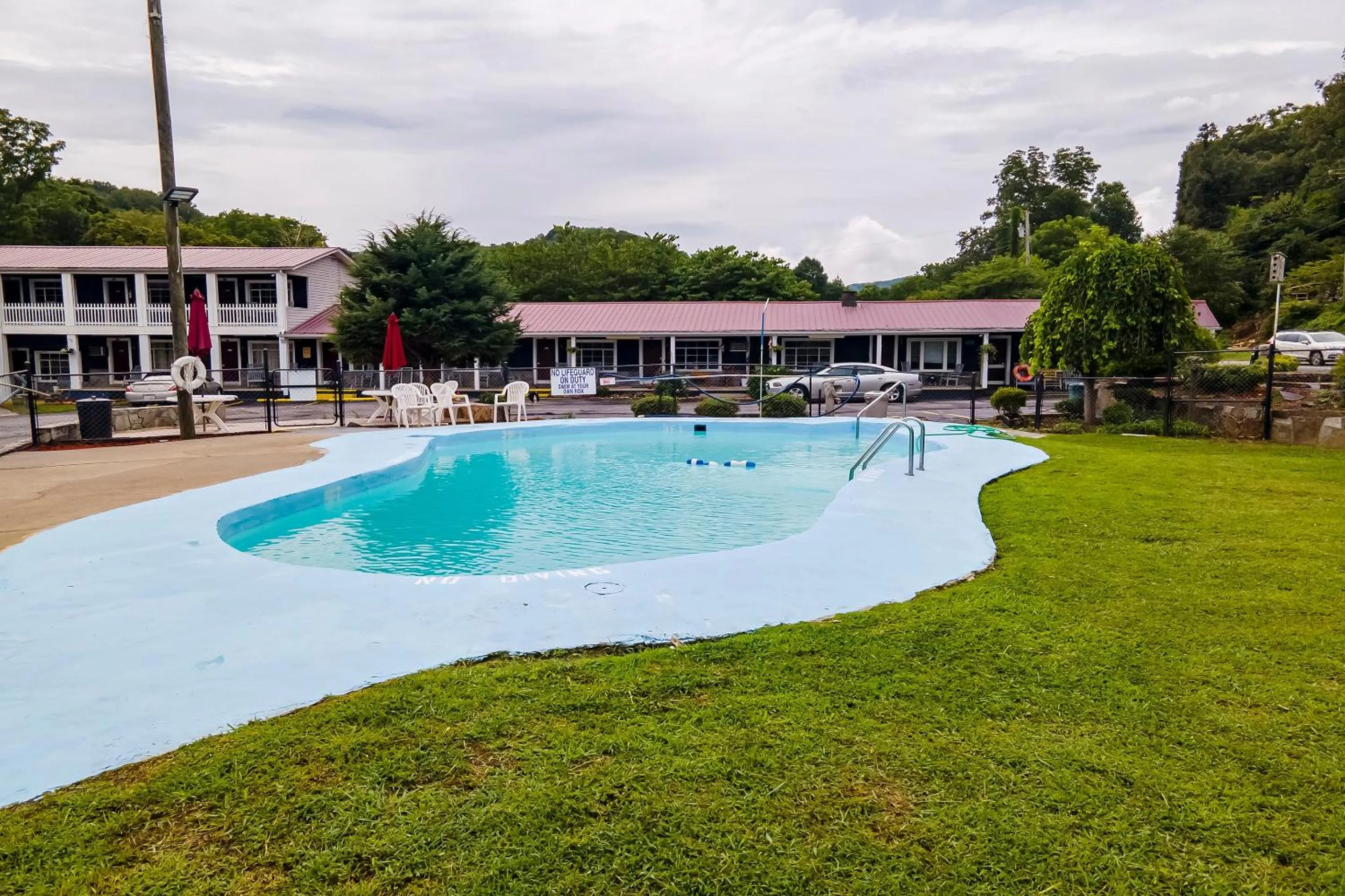 Swimming pool in Lloyd's On The River Country Inn By Oyo