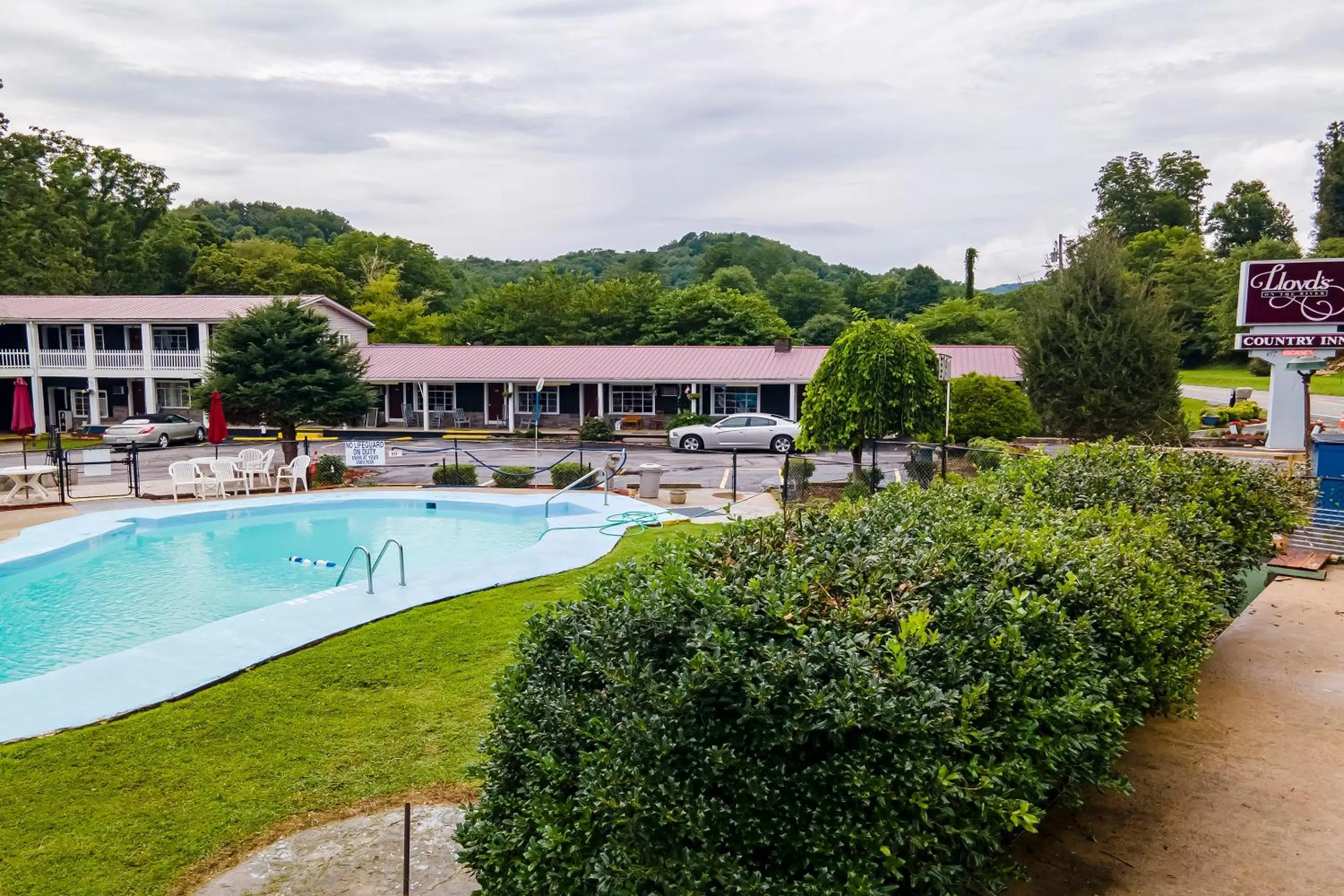 Swimming pool in Lloyd's On The River Country Inn By Oyo