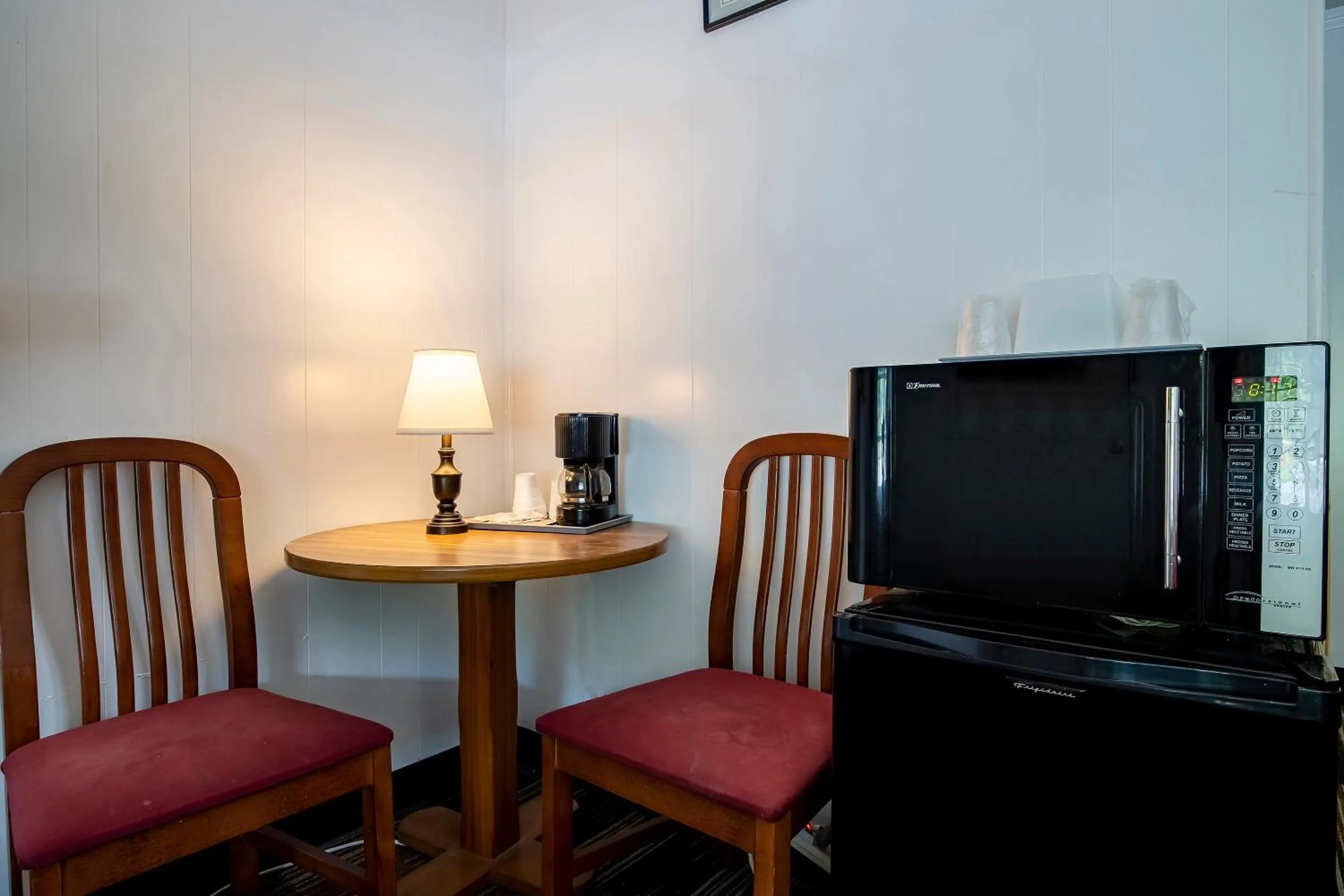 Bedroom in Lloyd's On The River Country Inn By Oyo