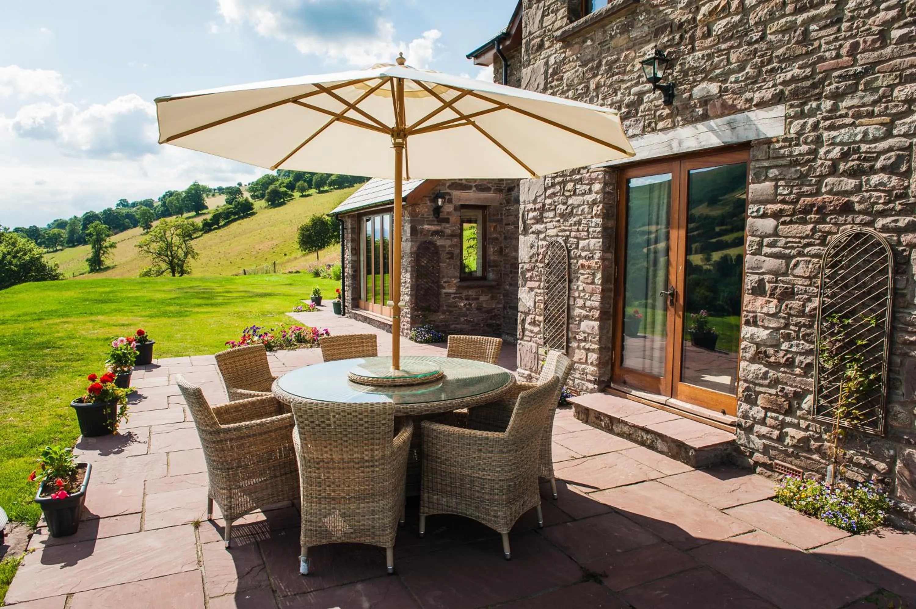 Facade/entrance in The Celyn