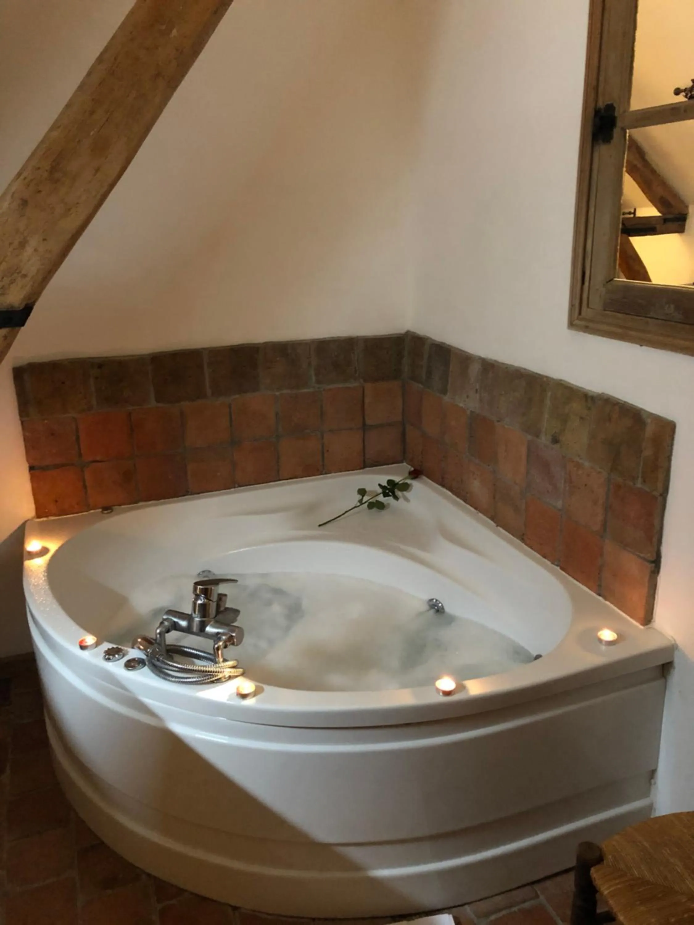 Hot Tub in Hotel L'Aunette Cottage