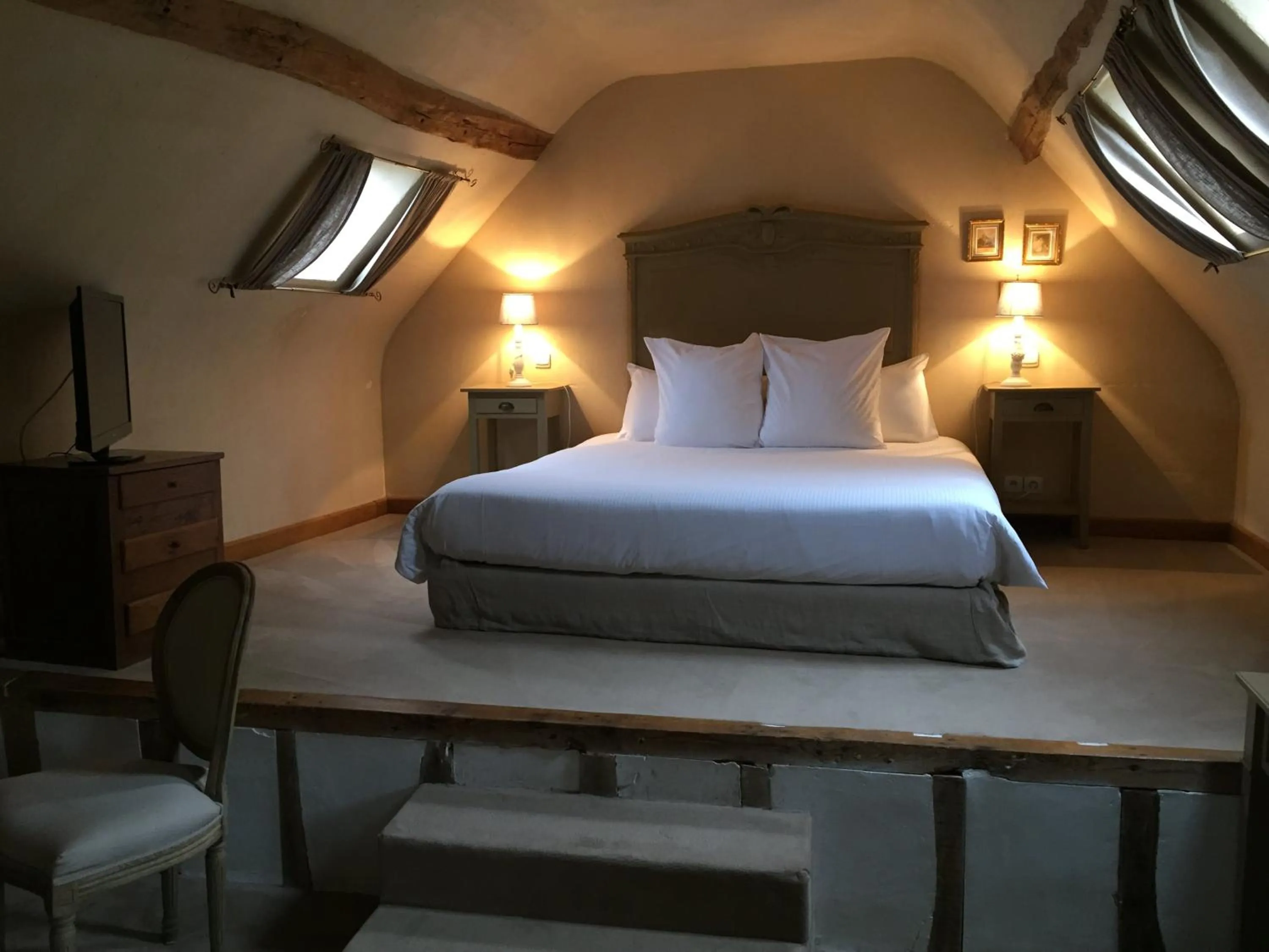 Photo of the whole room, Bed in Hotel L'Aunette Cottage
