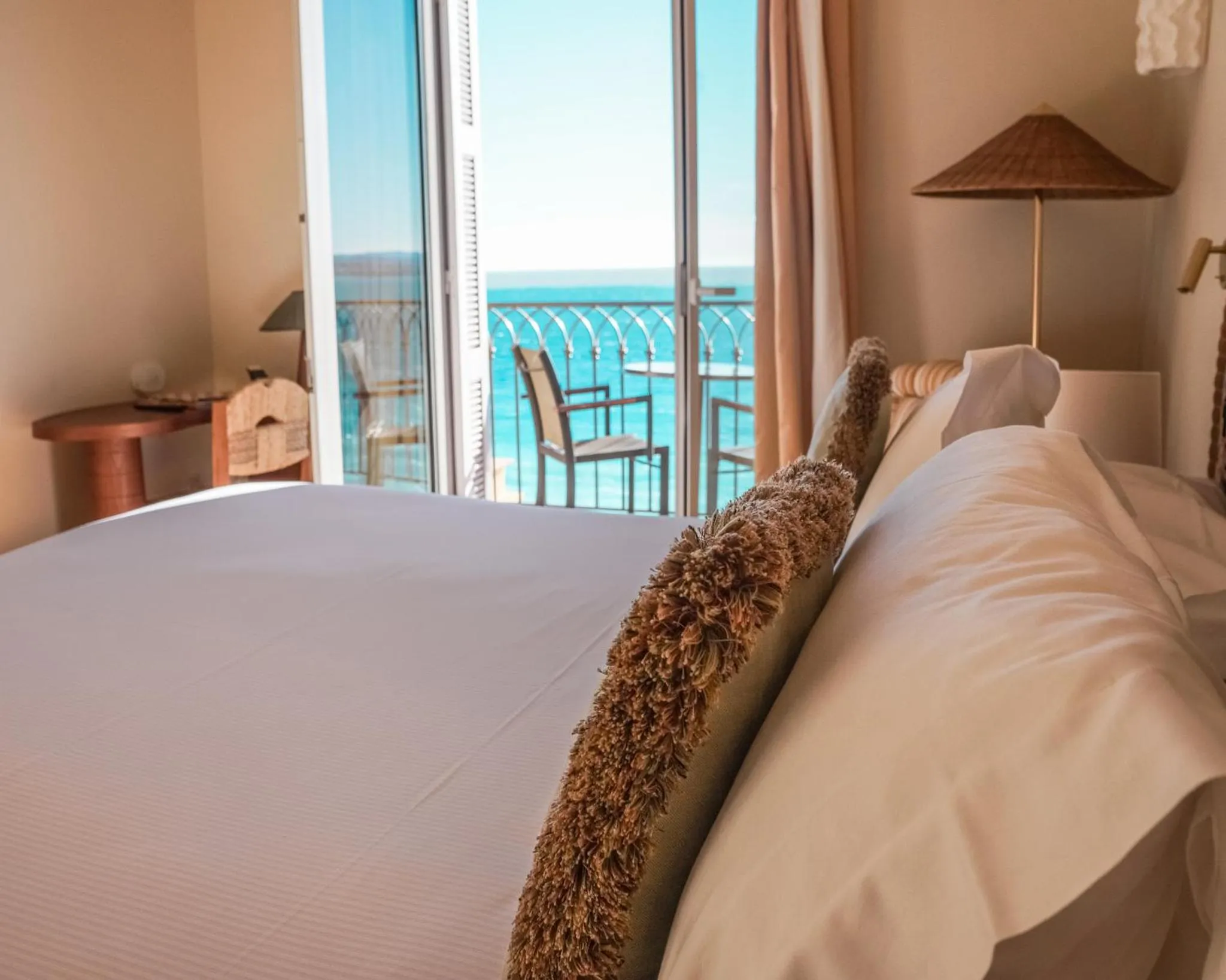 Bed in Hôtel La Pérouse Nice Baie des Anges