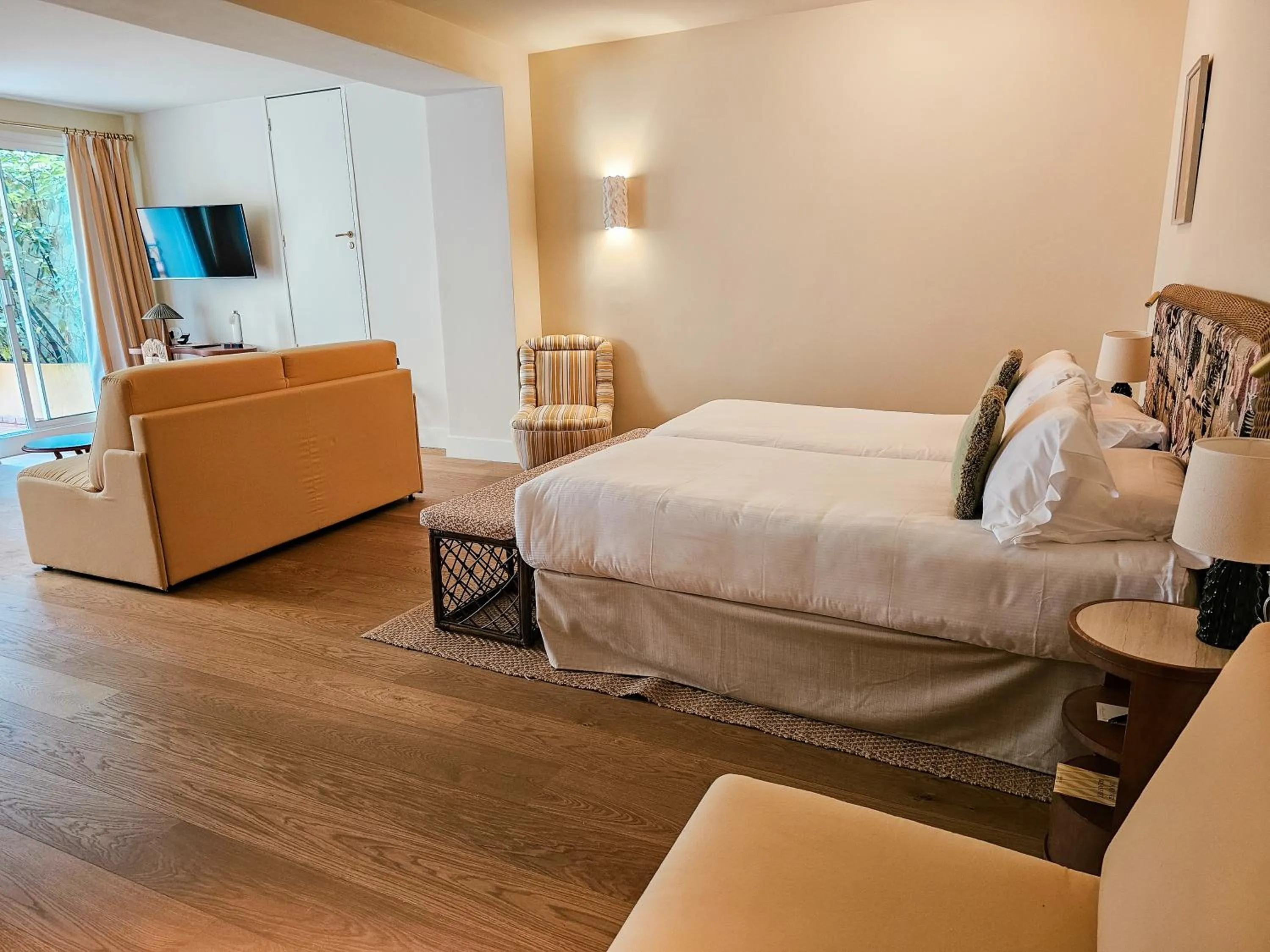 Bed in Hôtel La Pérouse Nice Baie des Anges