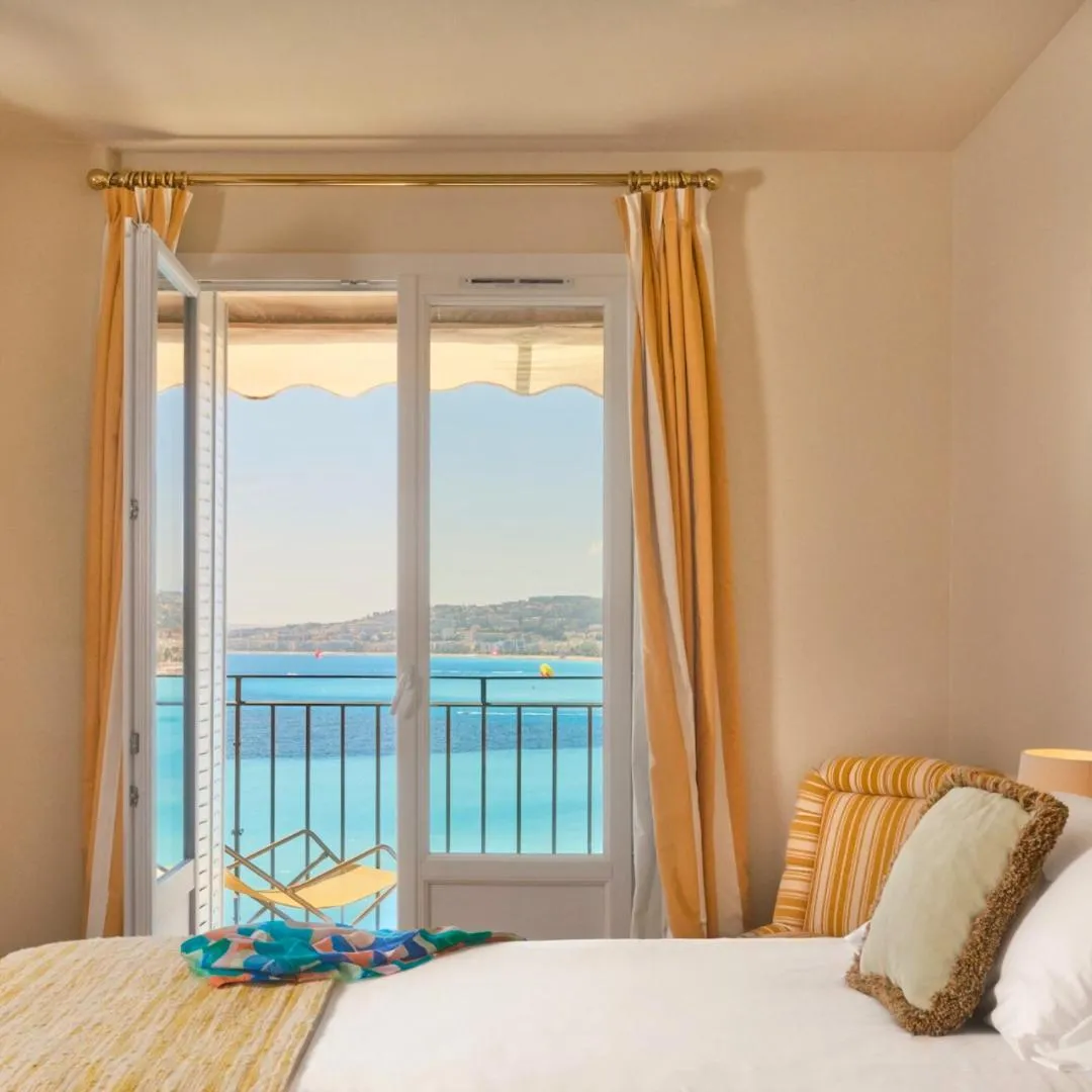 Bed in Hôtel La Pérouse Nice Baie des Anges