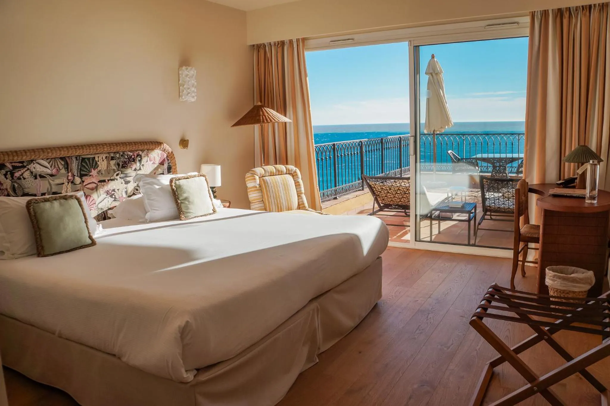 Bed in Hôtel La Pérouse Nice Baie des Anges