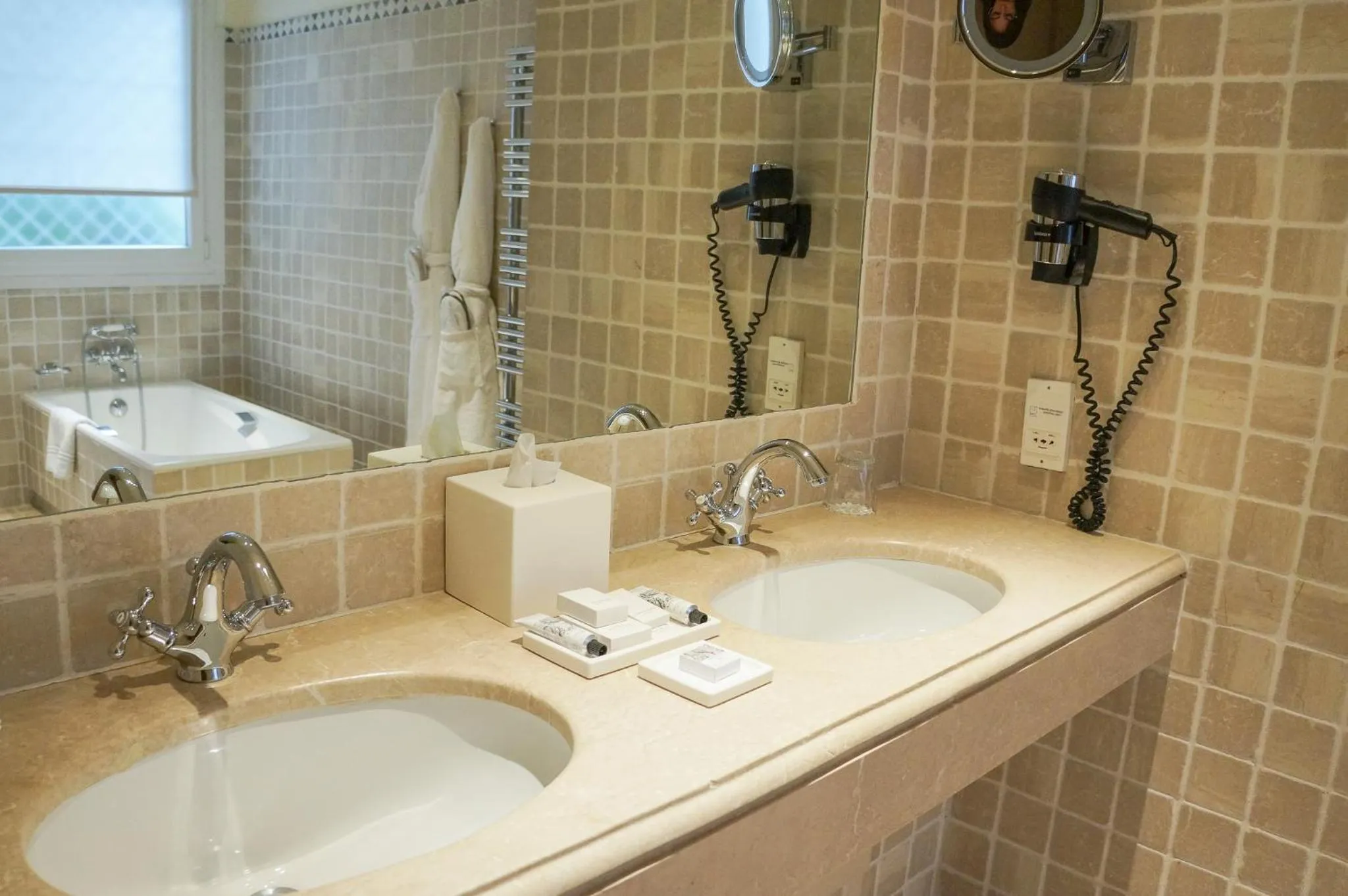 Bathroom in Hôtel La Pérouse Nice Baie des Anges