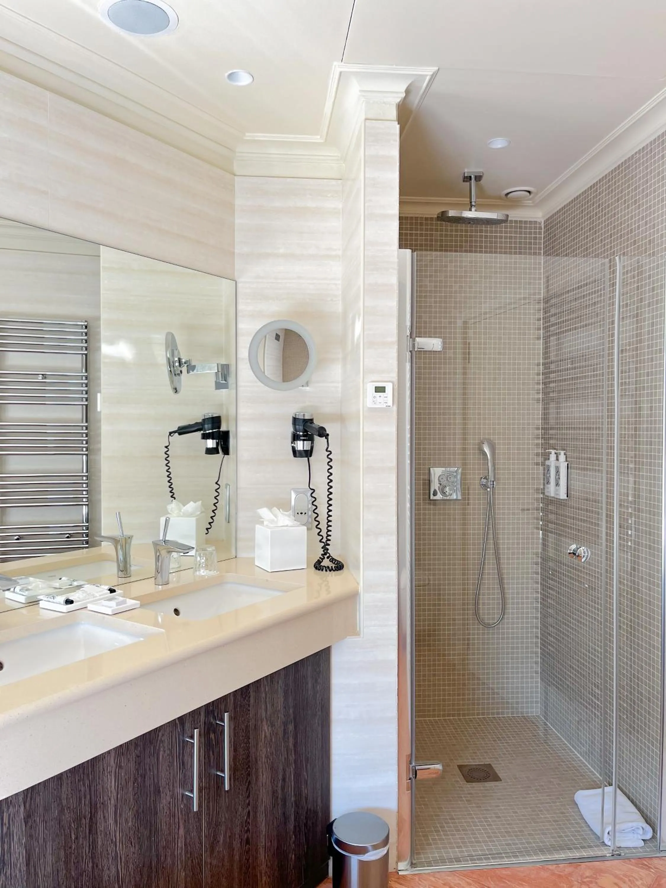 Bathroom in Hôtel La Pérouse Nice Baie des Anges