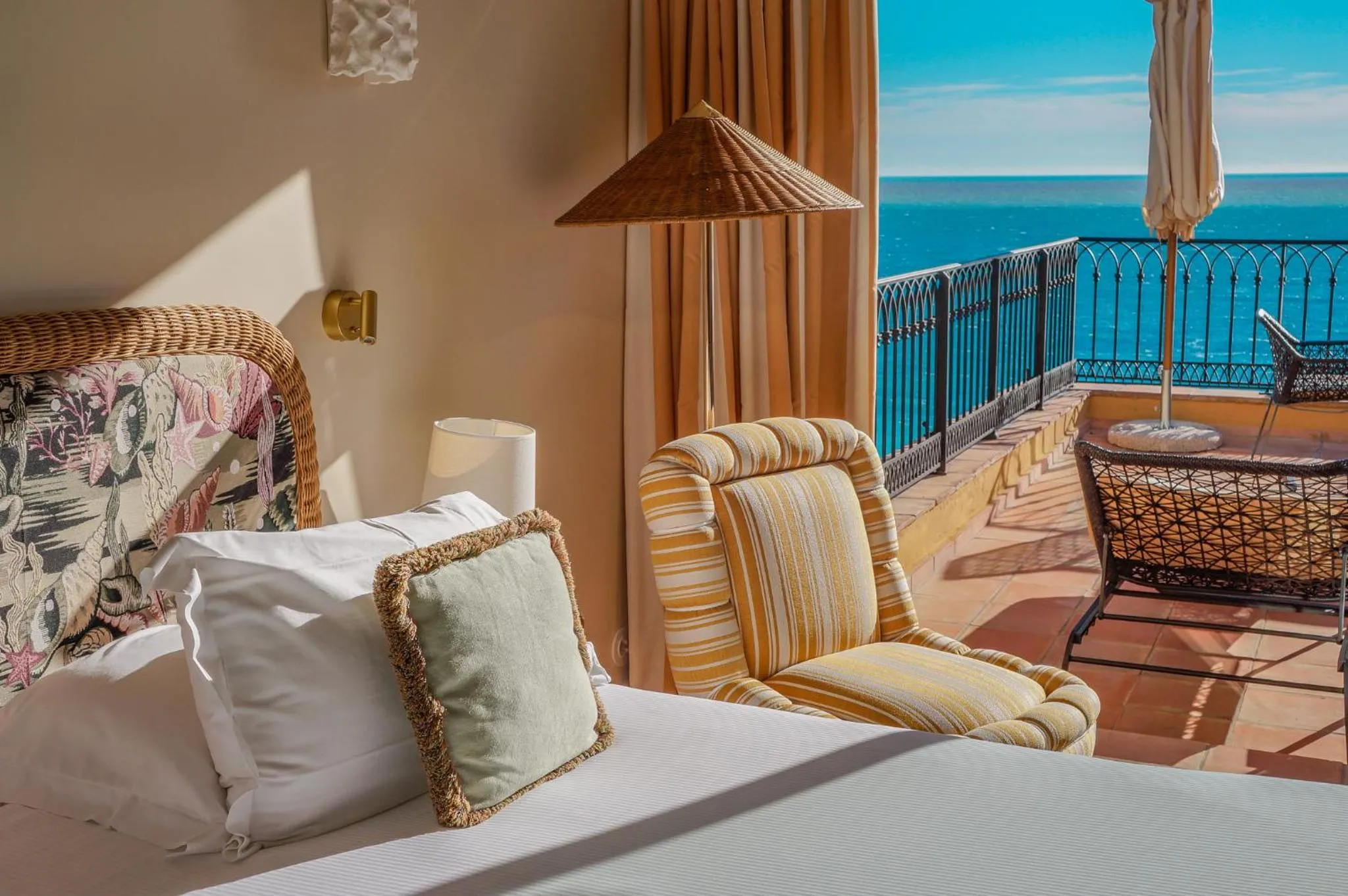 Bed in Hôtel La Pérouse Nice Baie des Anges