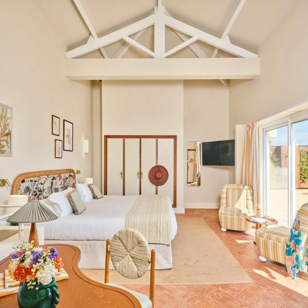 Bed in Hôtel La Pérouse Nice Baie des Anges